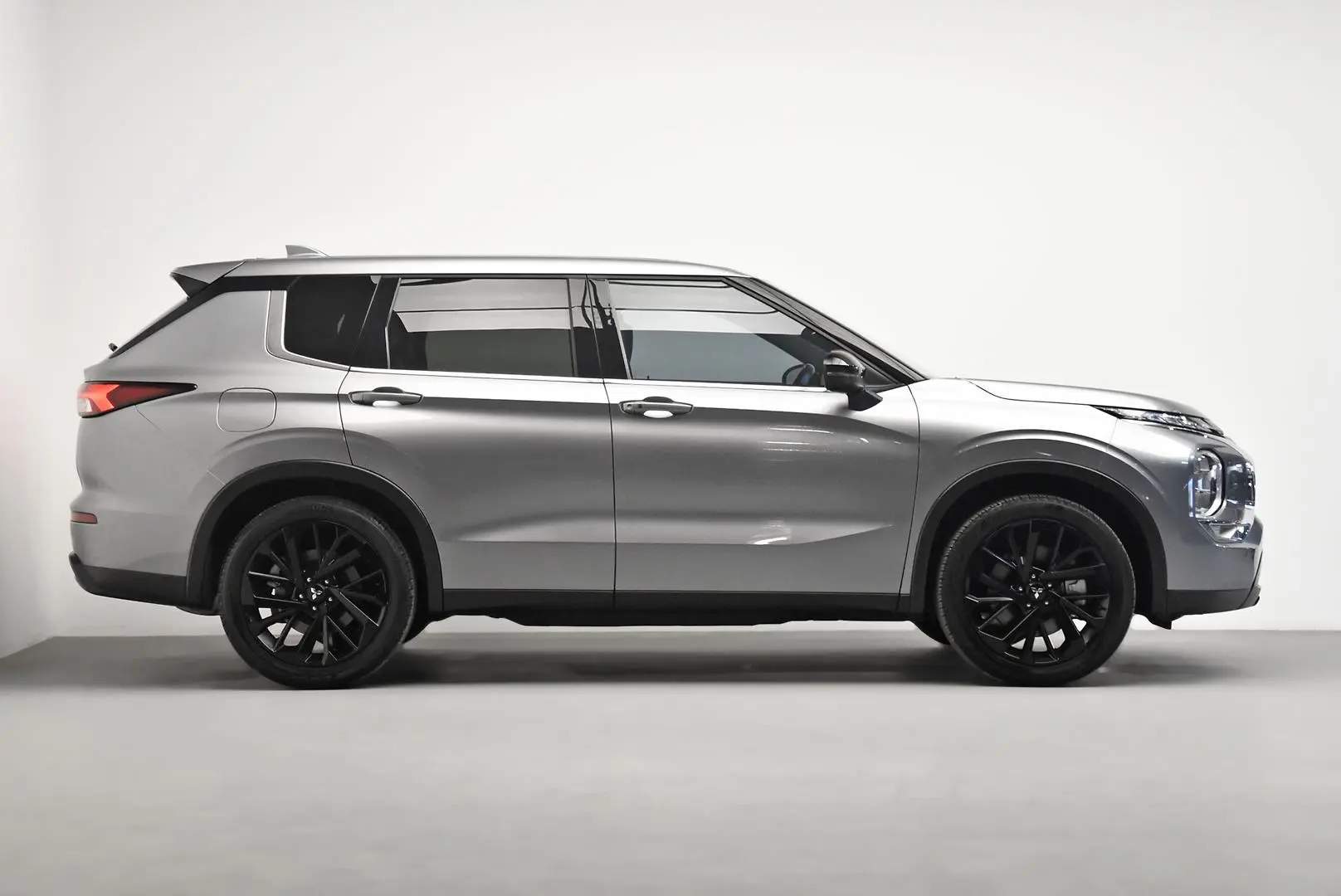 2023 Mitsubishi Outlander Gallery Image 3