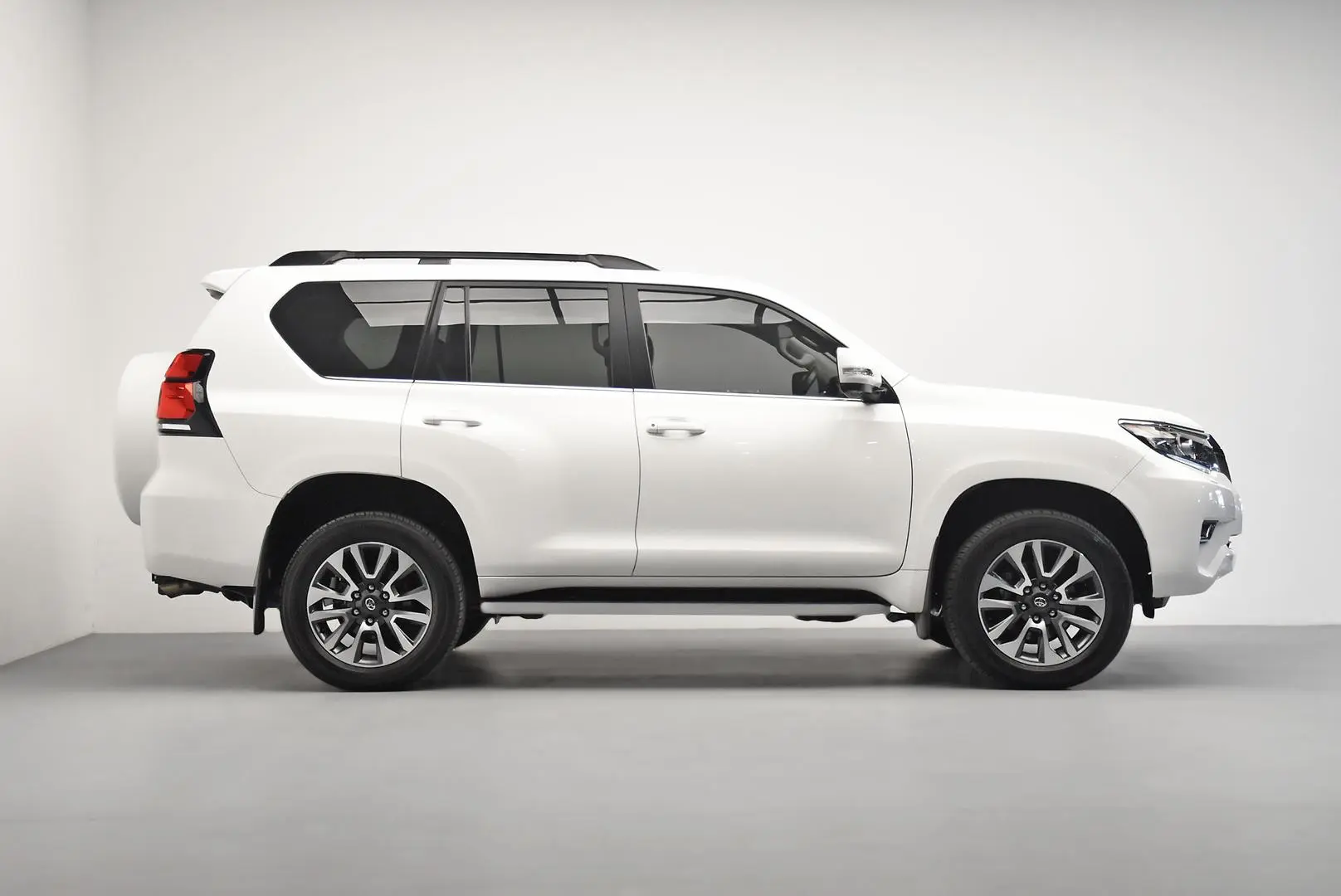 2022 Toyota Landcruiser Prado Gallery Image 3