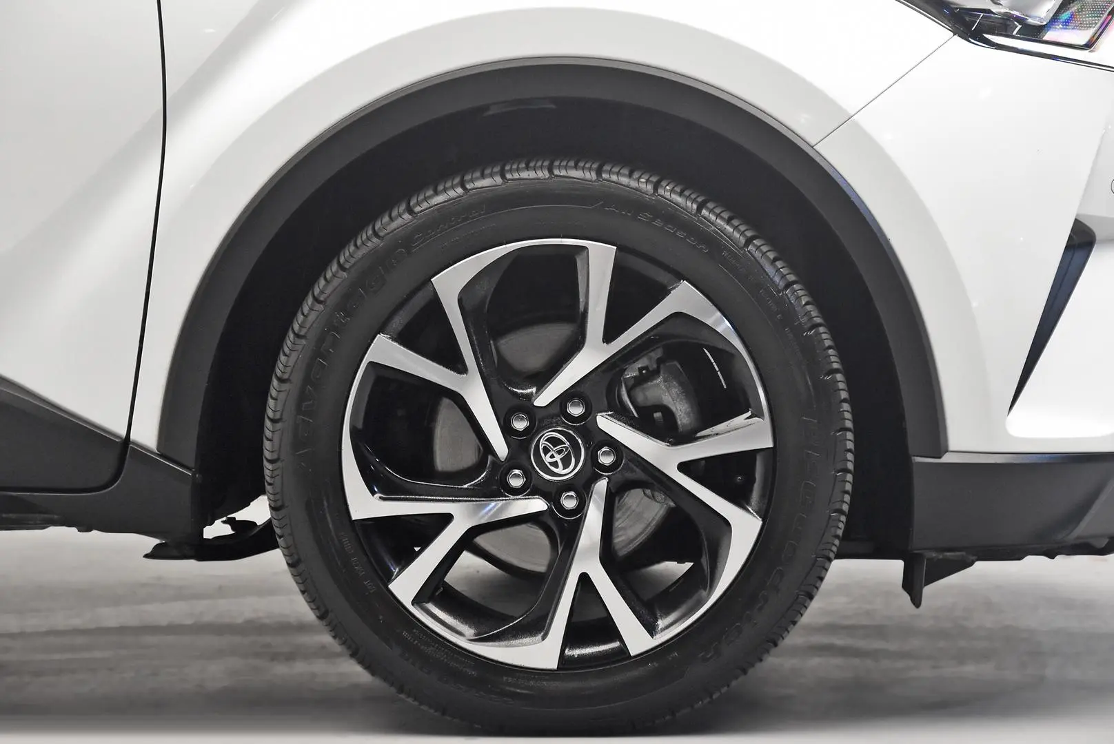 2018 Toyota C-HR Gallery Image 23
