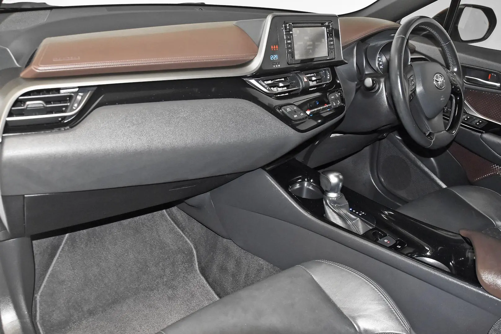 2018 Toyota C-HR Gallery Image 17