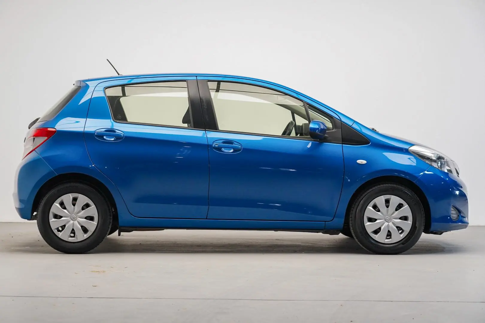 2013 Toyota Yaris Gallery Image 2