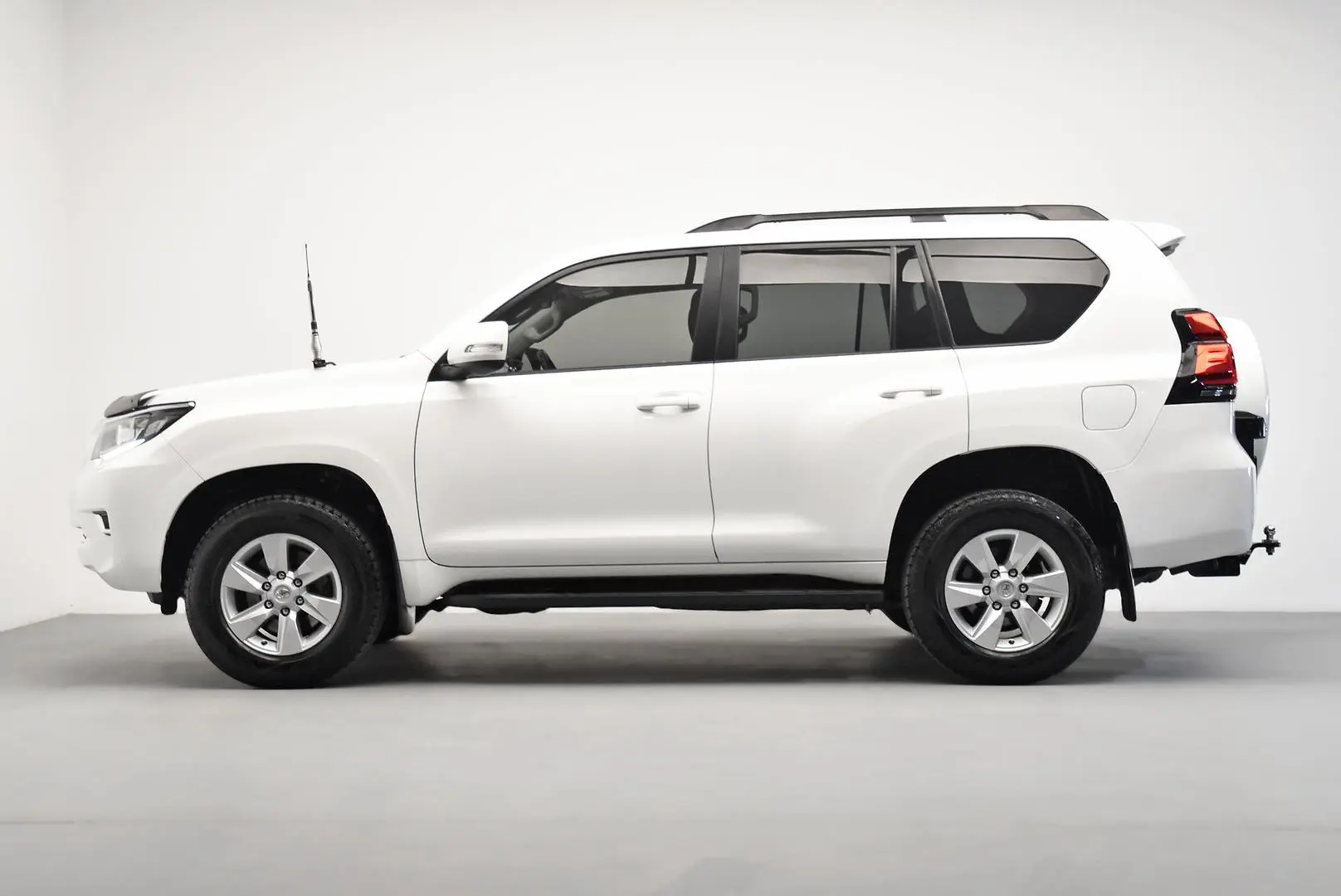 2017 Toyota Landcruiser Prado Gallery Image 4