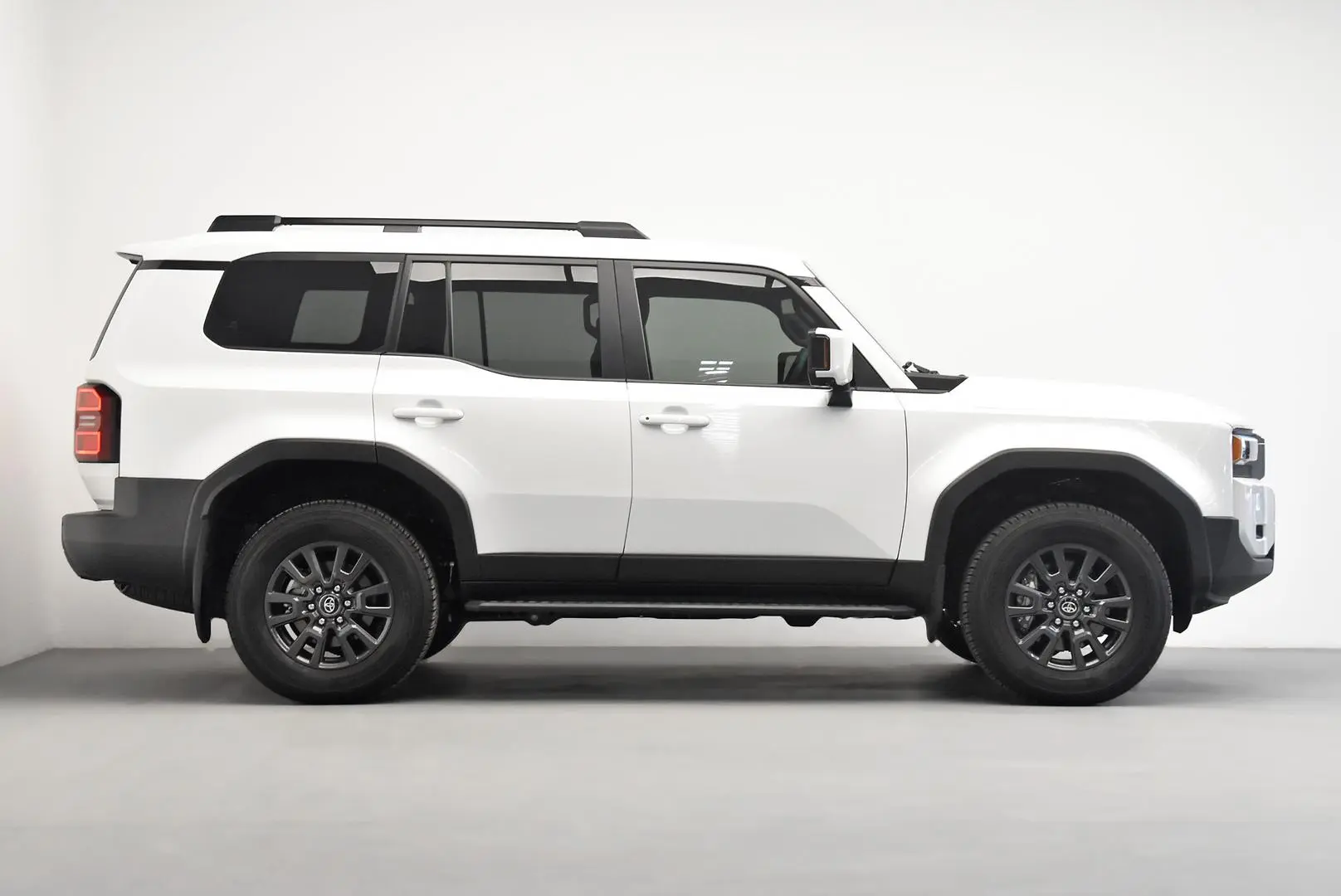 2025 Toyota Landcruiser Prado Gallery Image 3