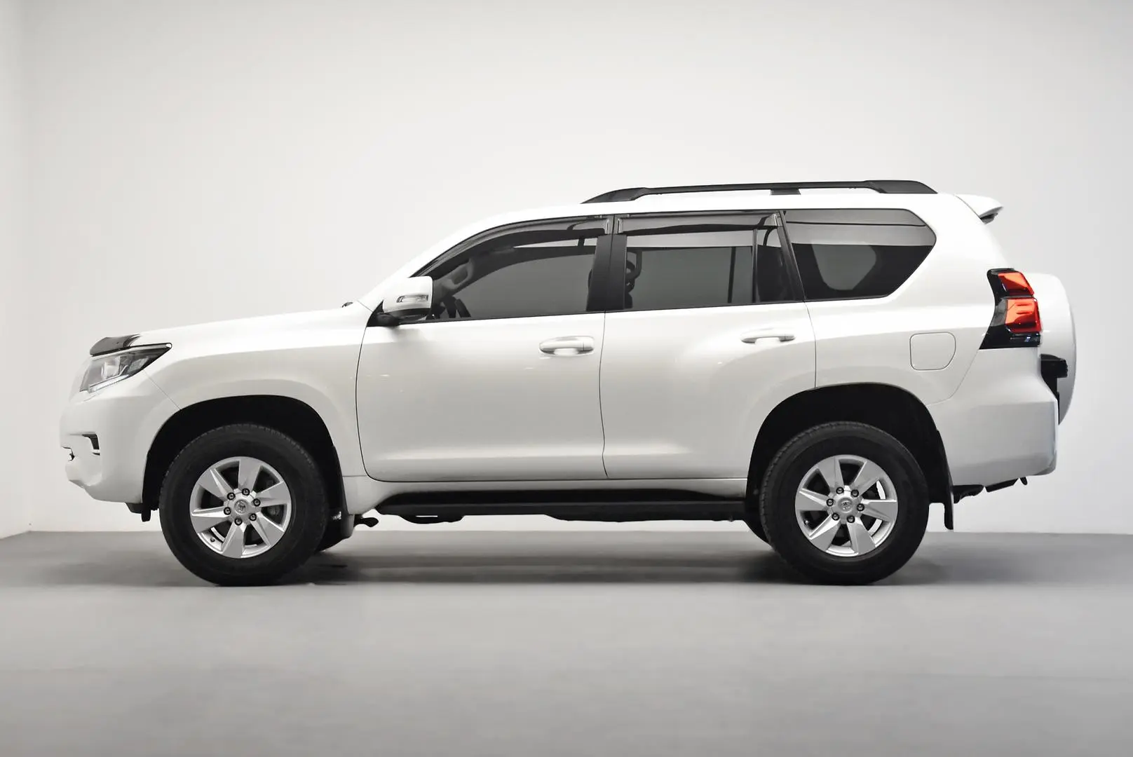 2022 Toyota Landcruiser Prado Gallery Image 4