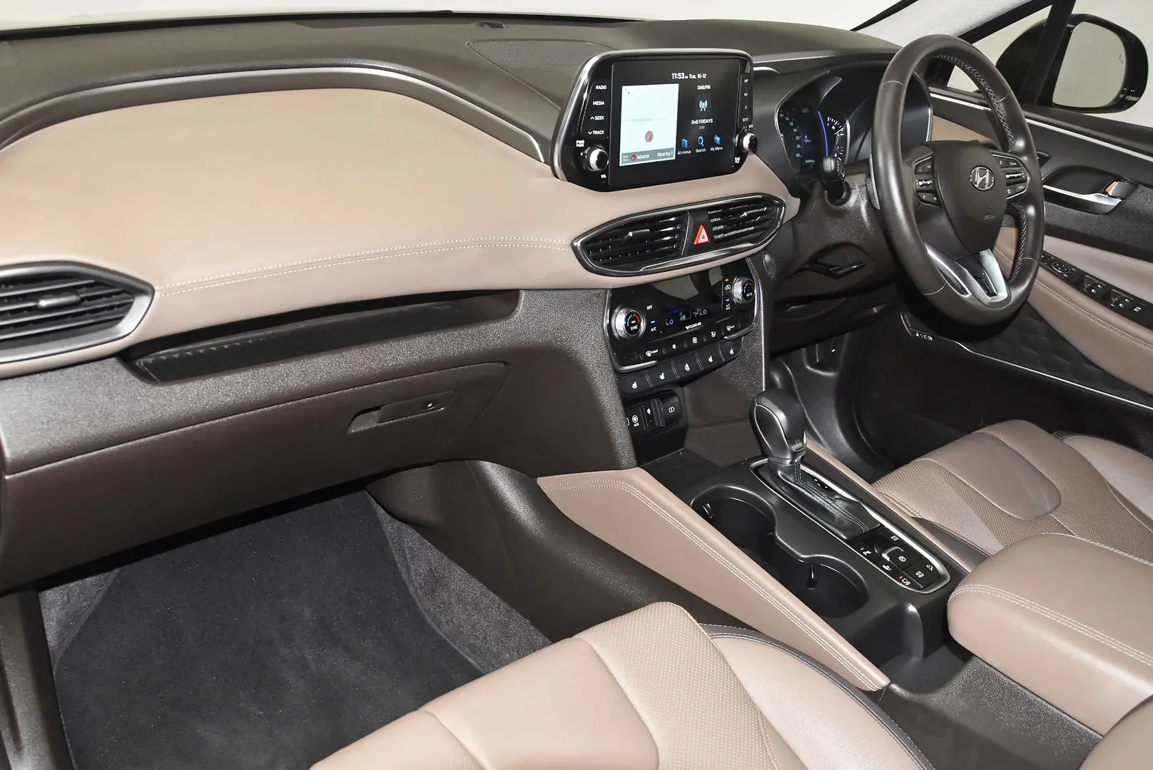 2018 Hyundai Santa Fe Gallery Image 16