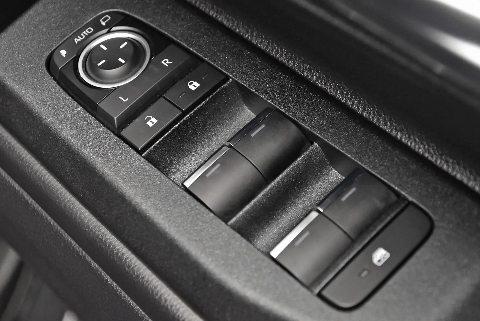 2024 Toyota Landcruiser Prado Gallery Image 9