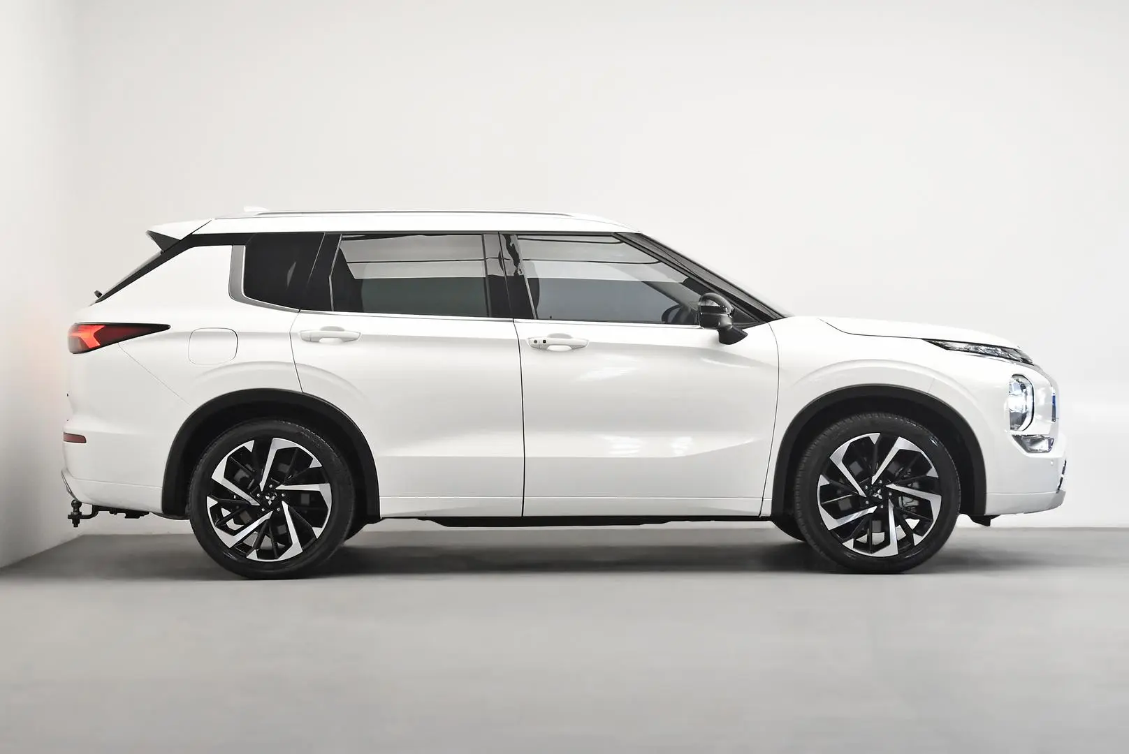 2022 Mitsubishi Outlander Gallery Image 3