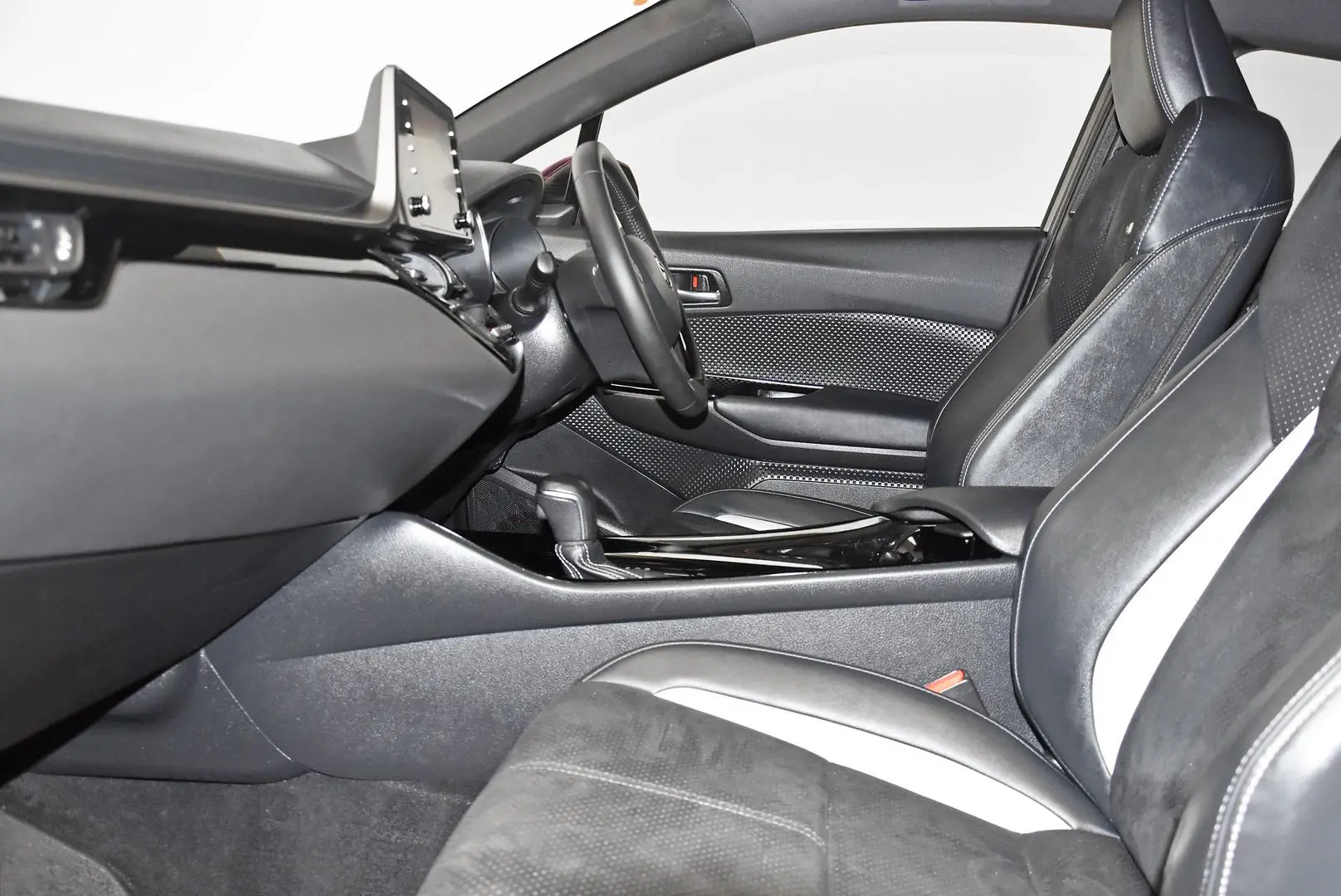 2021 Toyota C-HR Gallery Image 18