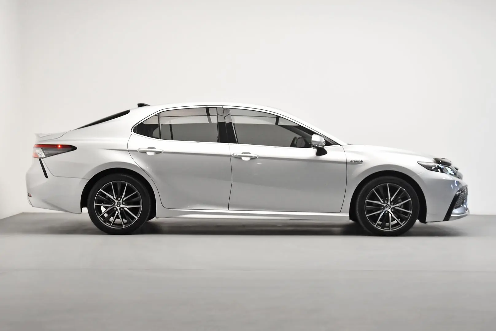 2021 Toyota Camry Gallery Image 3