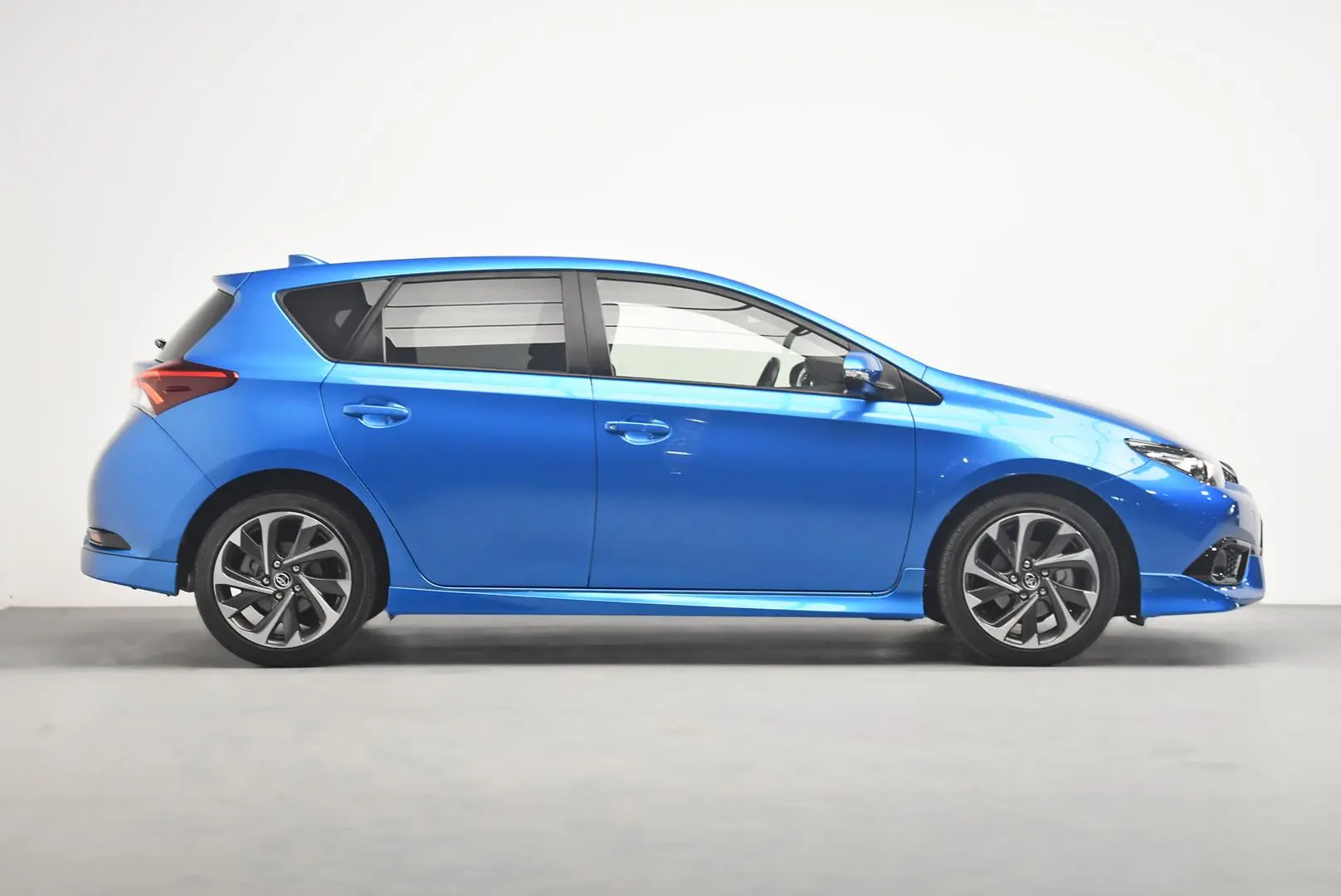 2016 Toyota Corolla Gallery Image 3