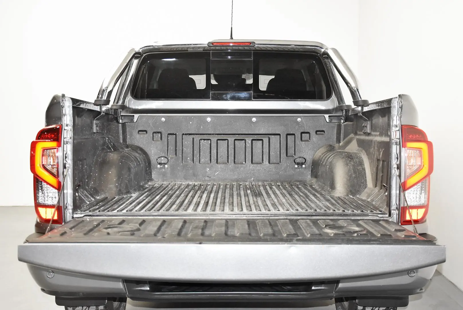 2021 Nissan Navara Gallery Image 19