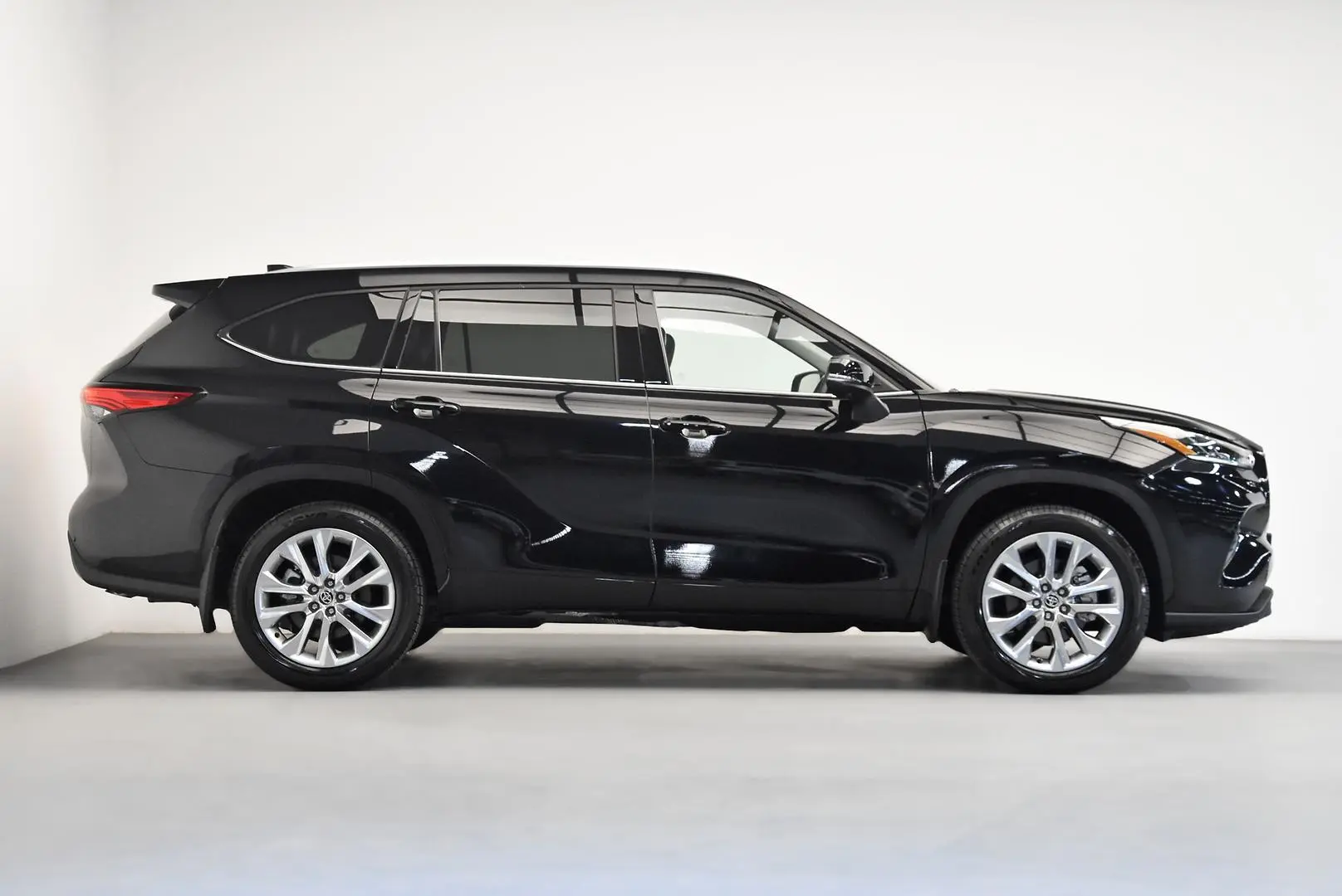 2024 Toyota Kluger Gallery Image 3