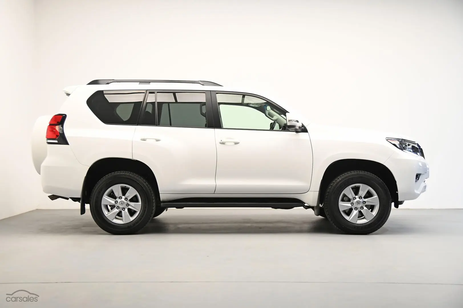 2023 Toyota Landcruiser Prado Image 3