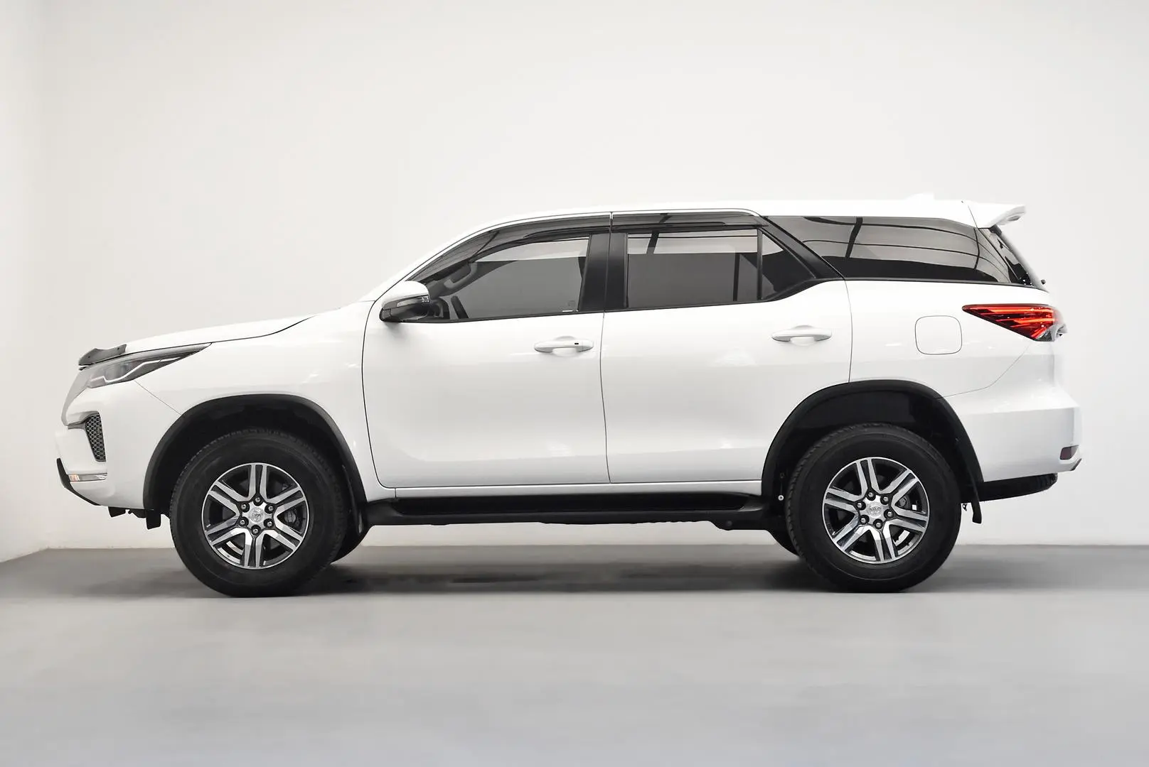 2025 Toyota Fortuner Gallery Image 4