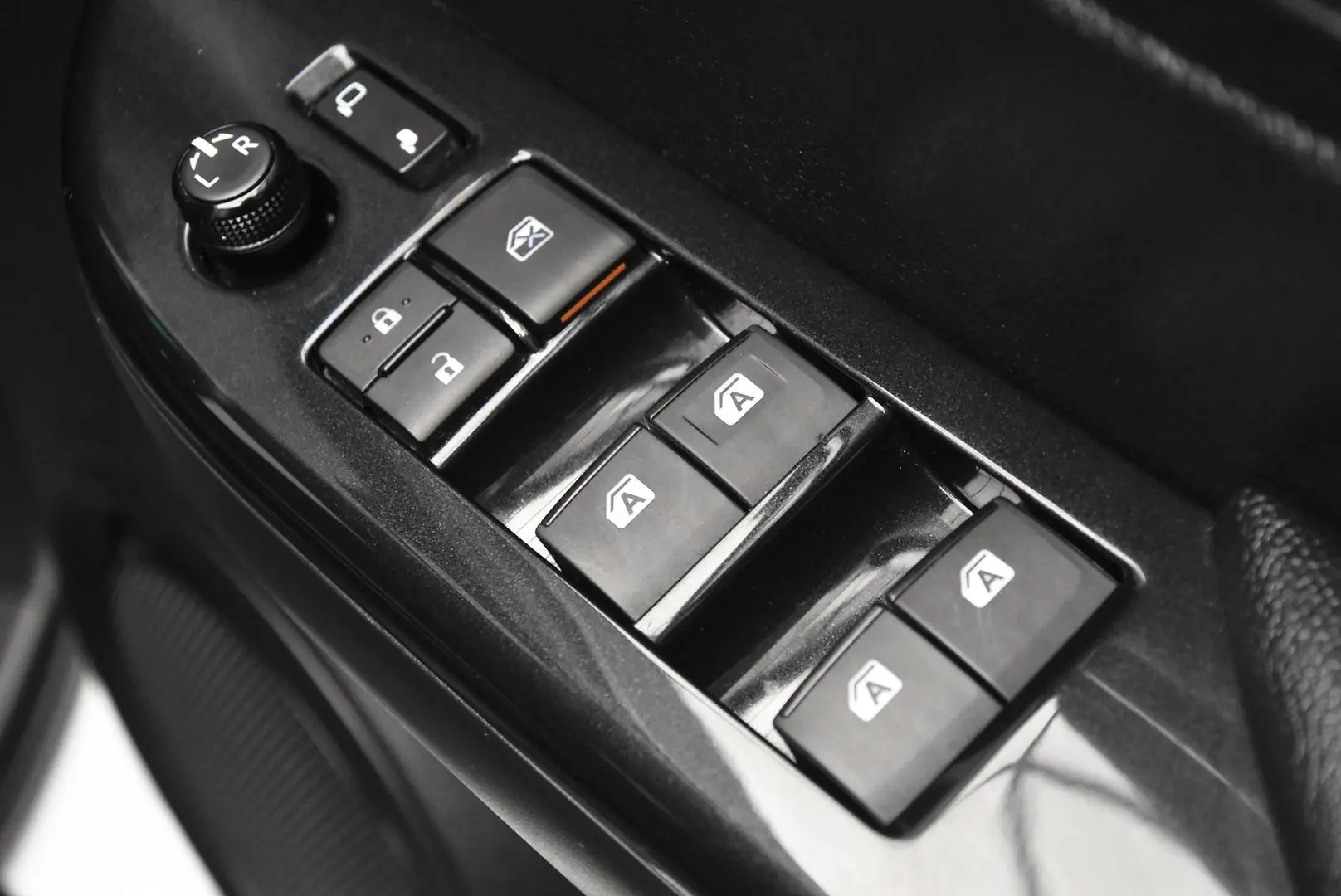 2023 Toyota Hilux Gallery Image 9