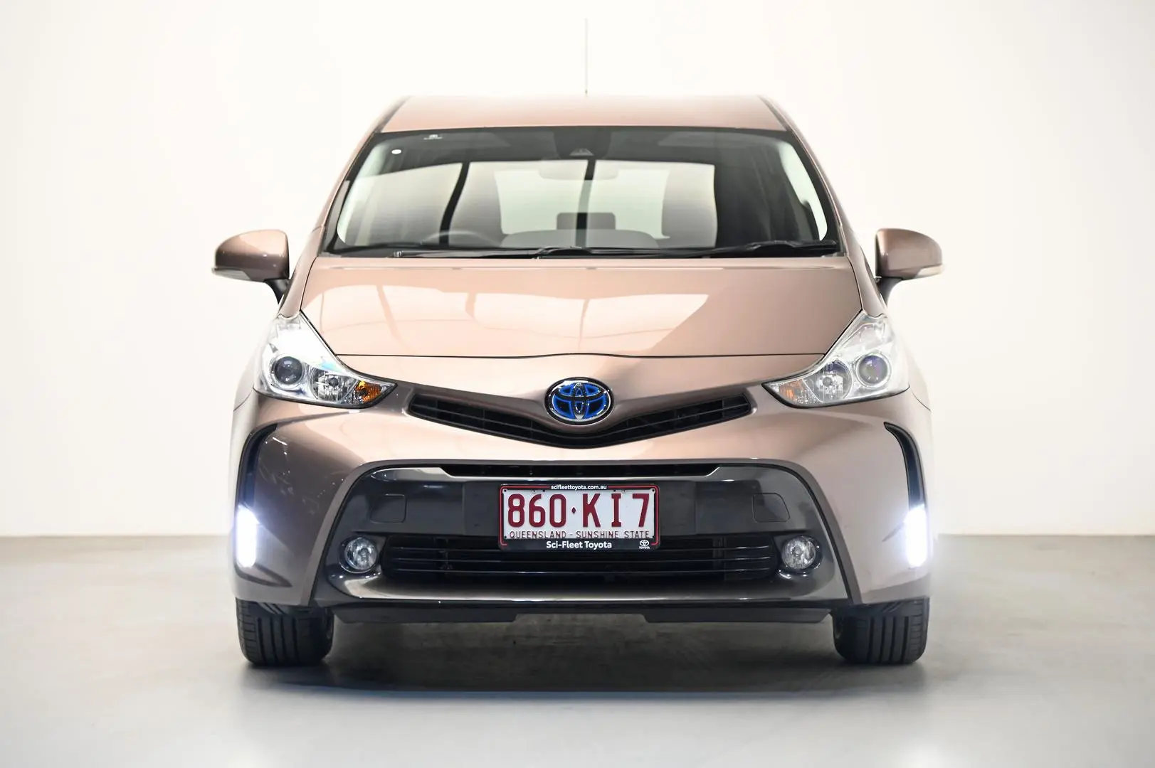 2019 Toyota Prius V Image 2