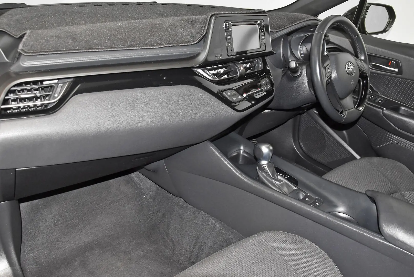 2018 Toyota C-HR Gallery Image 16