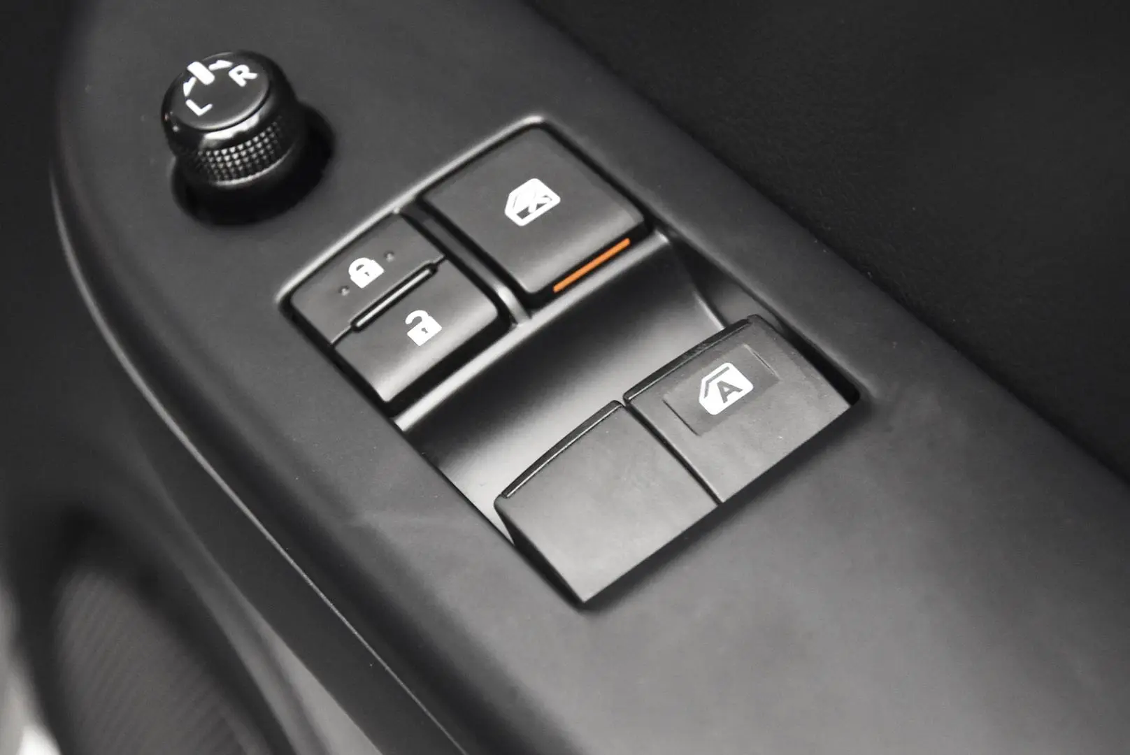 2024 Toyota Hilux Gallery Image 9