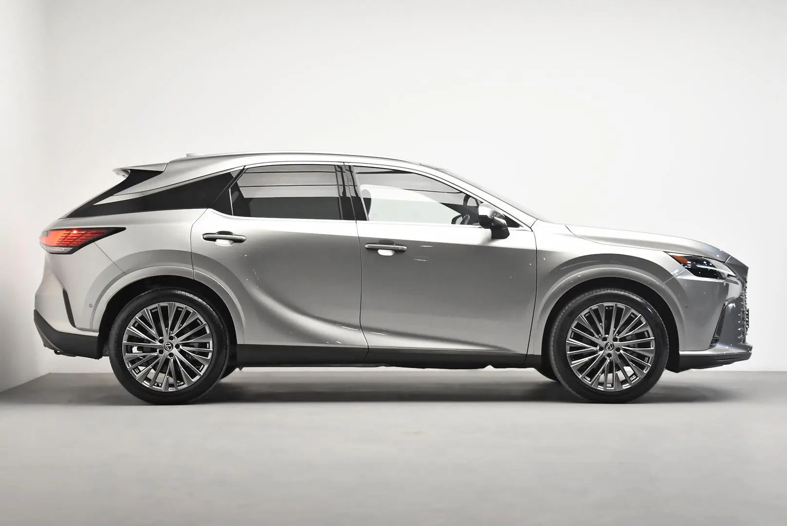 2023 Lexus RX Gallery Image 3