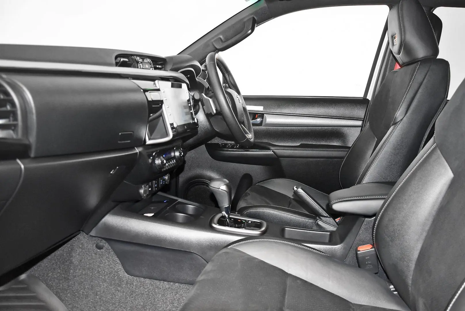 2025 Toyota Hilux Gallery Image 17