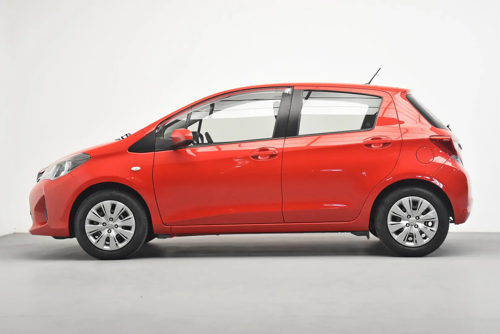 2016 Toyota Yaris Gallery Image 4