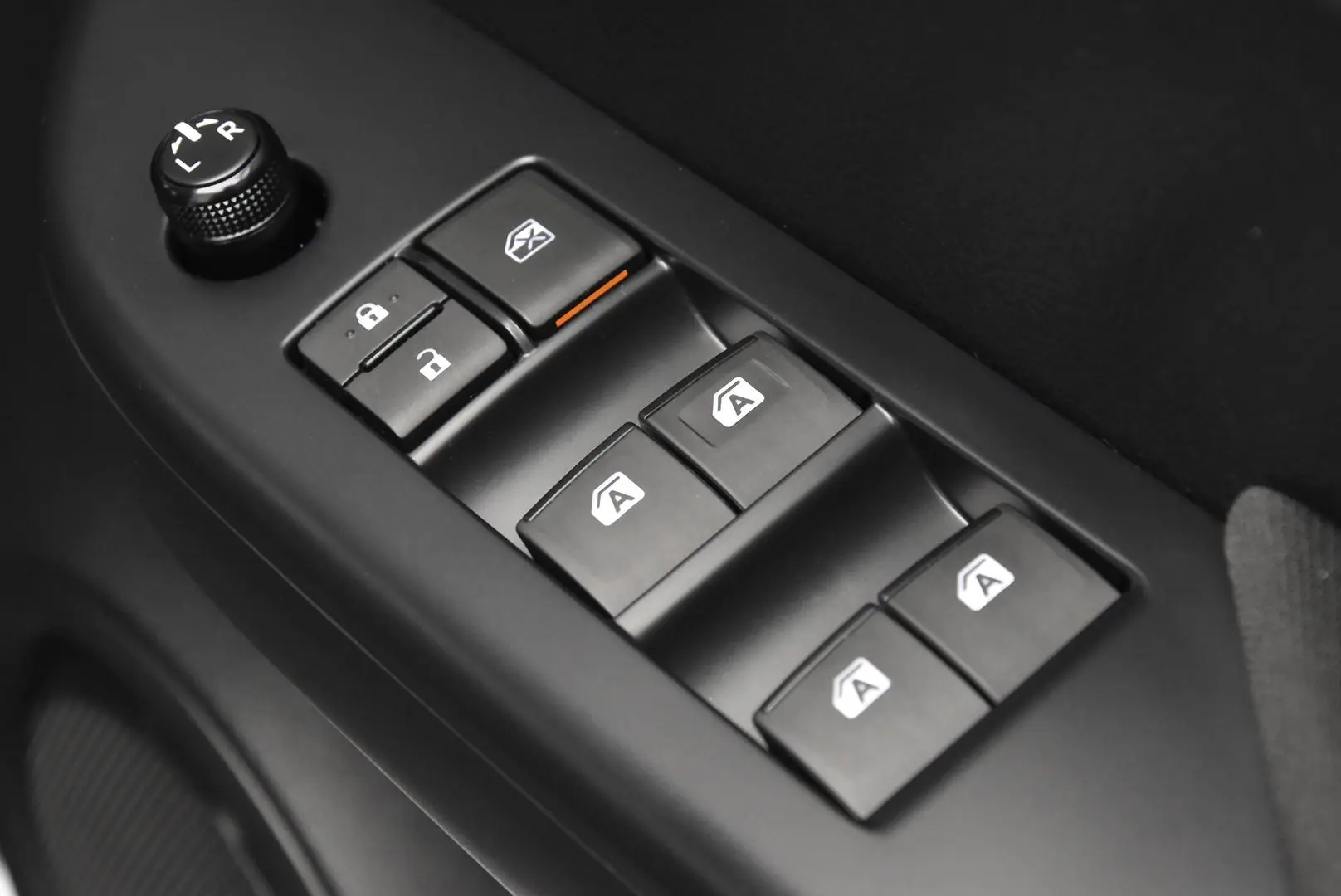 2025 Toyota Hilux Gallery Image 9