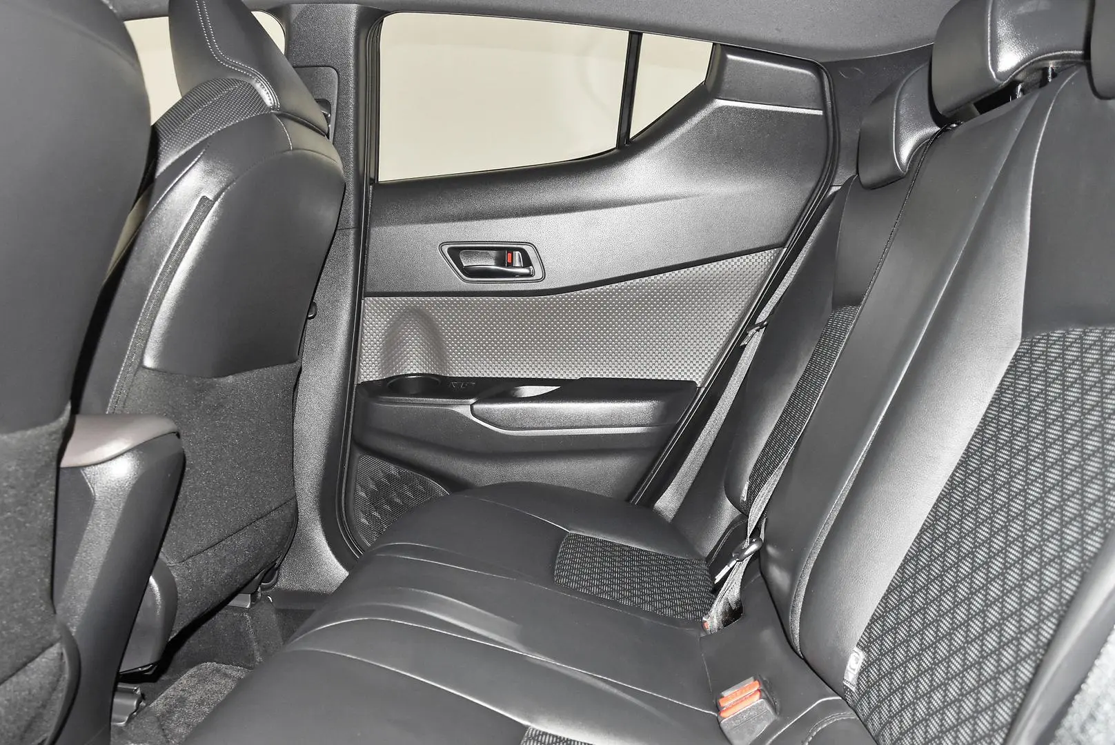 2023 Toyota C-HR Gallery Image 19