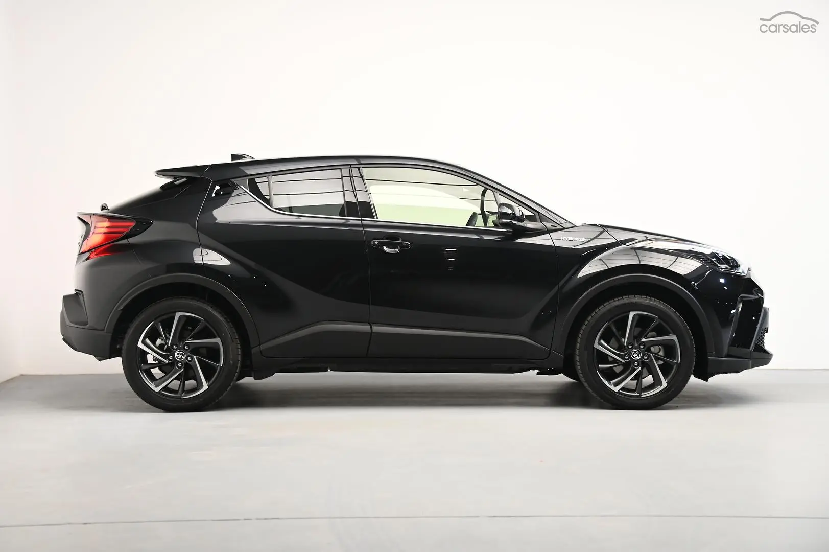 2023 Toyota C-HR Image 3