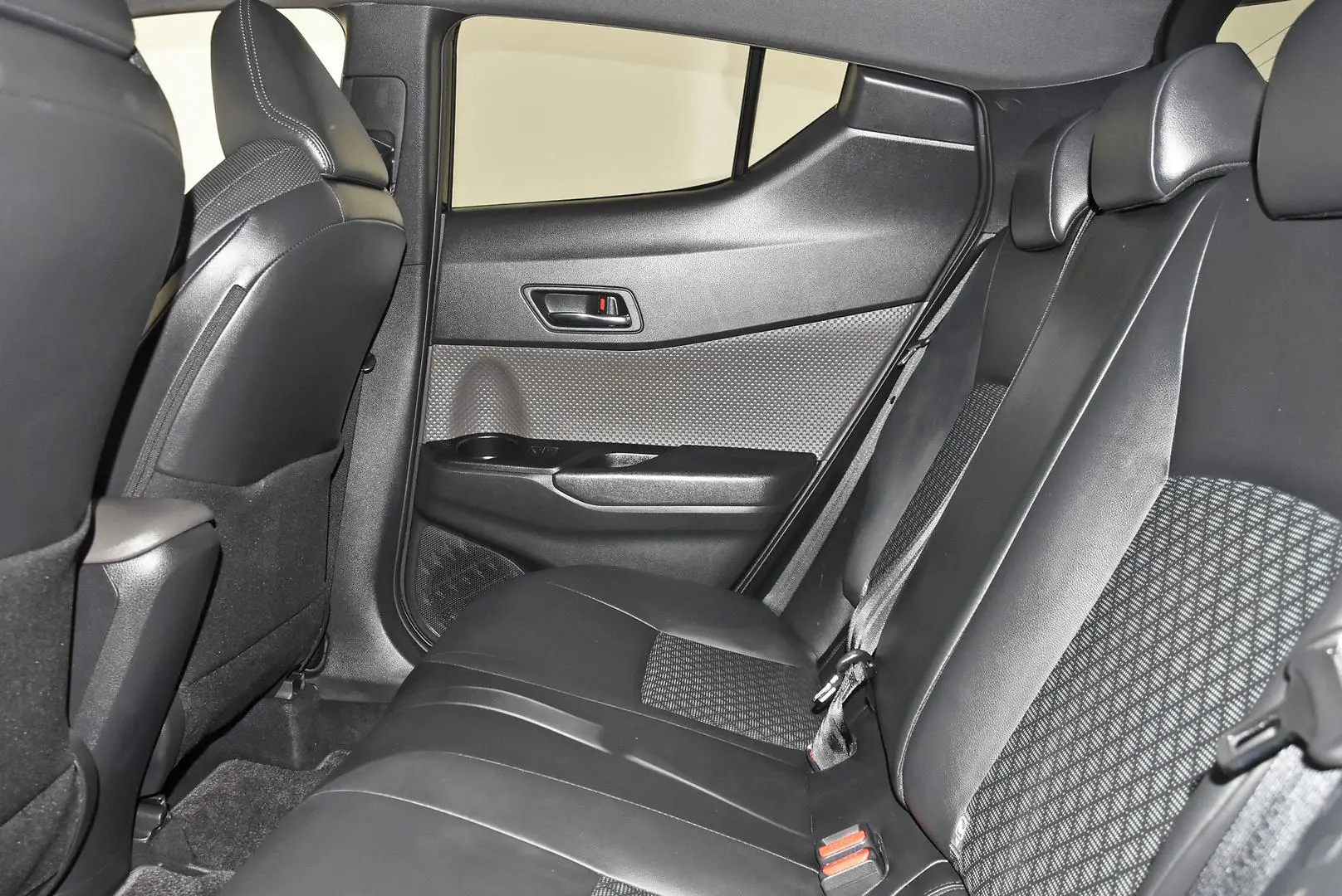 2022 Toyota C-HR Gallery Image 19