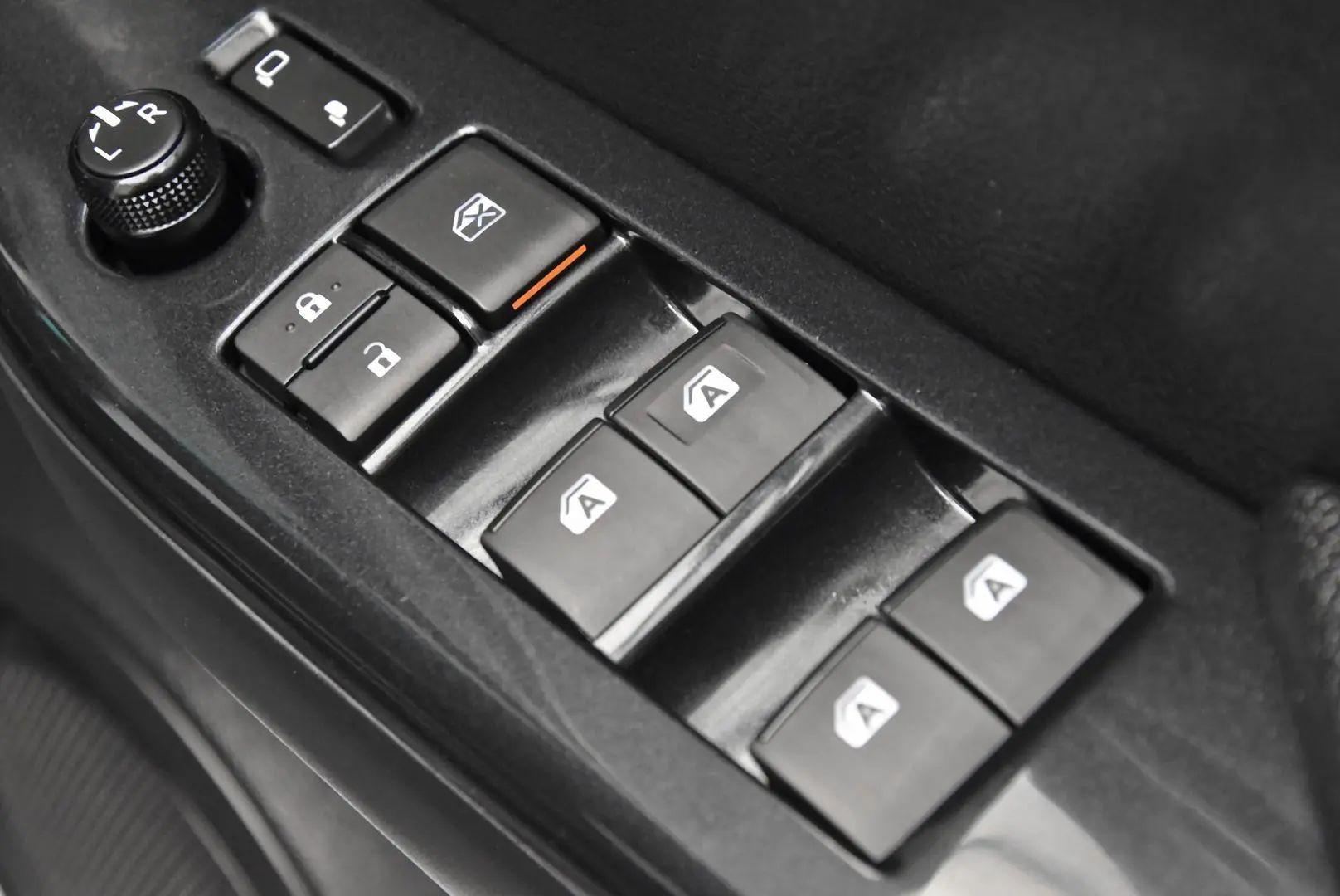 2025 Toyota Hilux Gallery Image 9