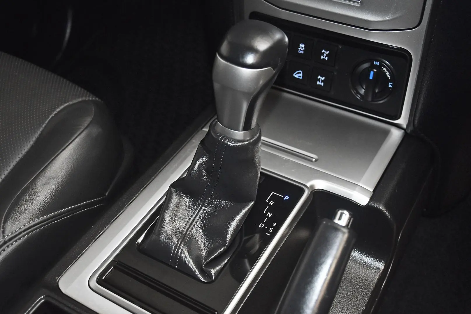 2018 Toyota Landcruiser Prado Gallery Image 12