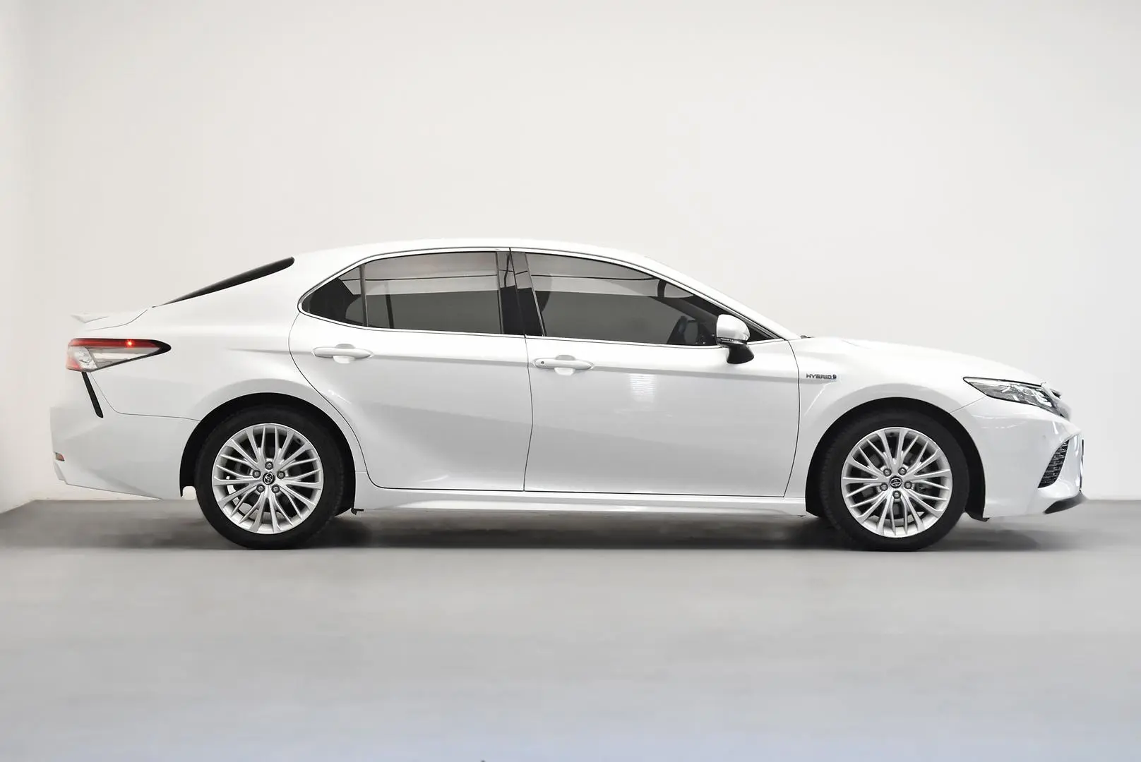 2017 Toyota Camry Gallery Image 3