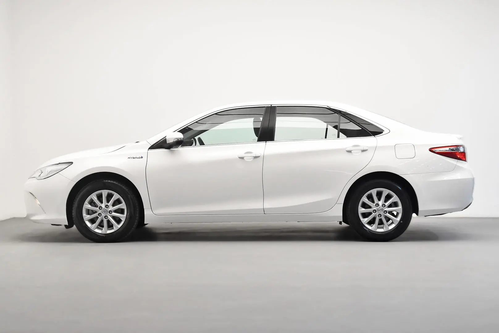 2017 Toyota Camry Gallery Image 4