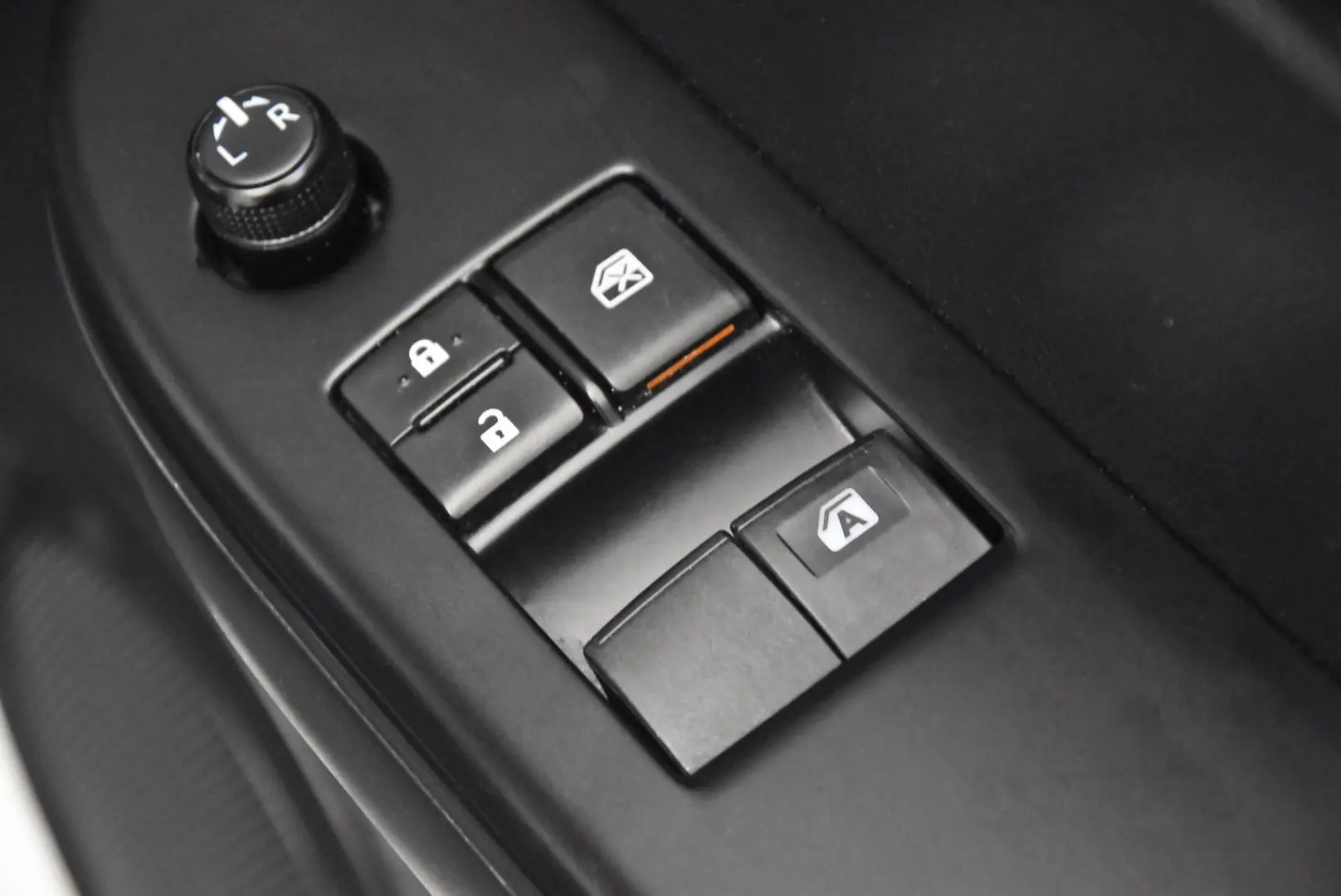 2021 Toyota Hilux Gallery Image 9