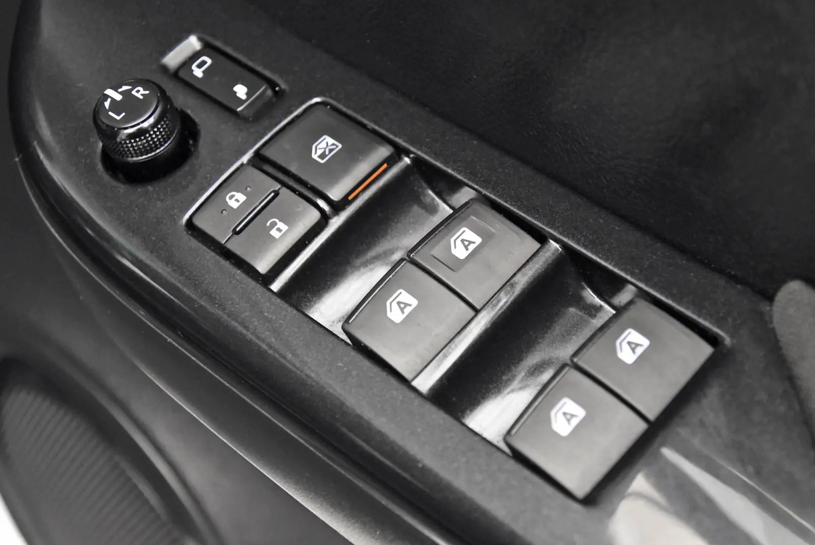 2023 Toyota Hilux Gallery Image 9