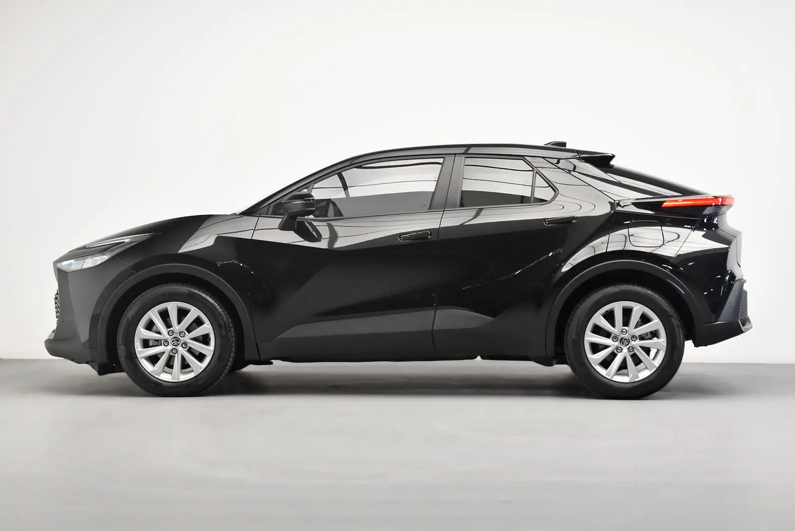 2025 Toyota C-HR Gallery Image 4