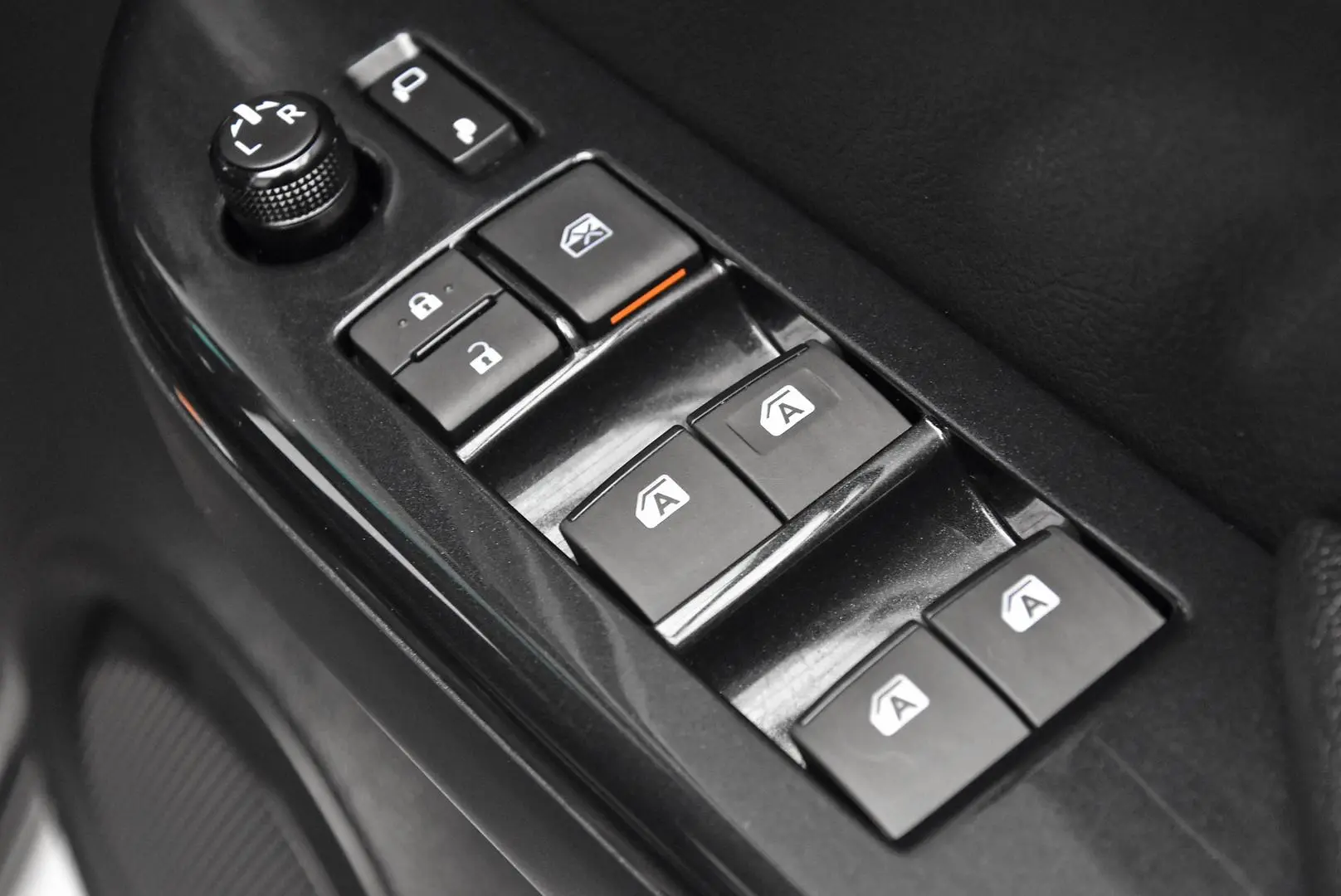 2024 Toyota Hilux Gallery Image 9