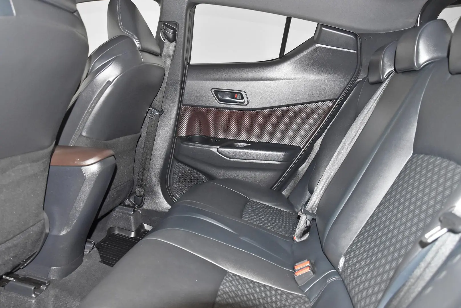 2018 Toyota C-HR Gallery Image 19
