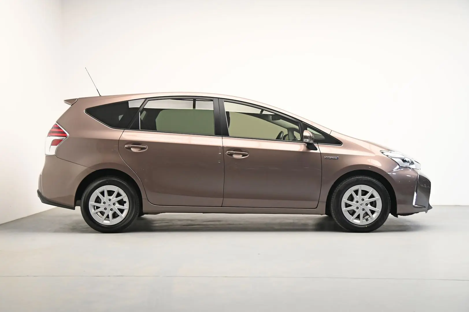 2019 Toyota Prius V Image 3