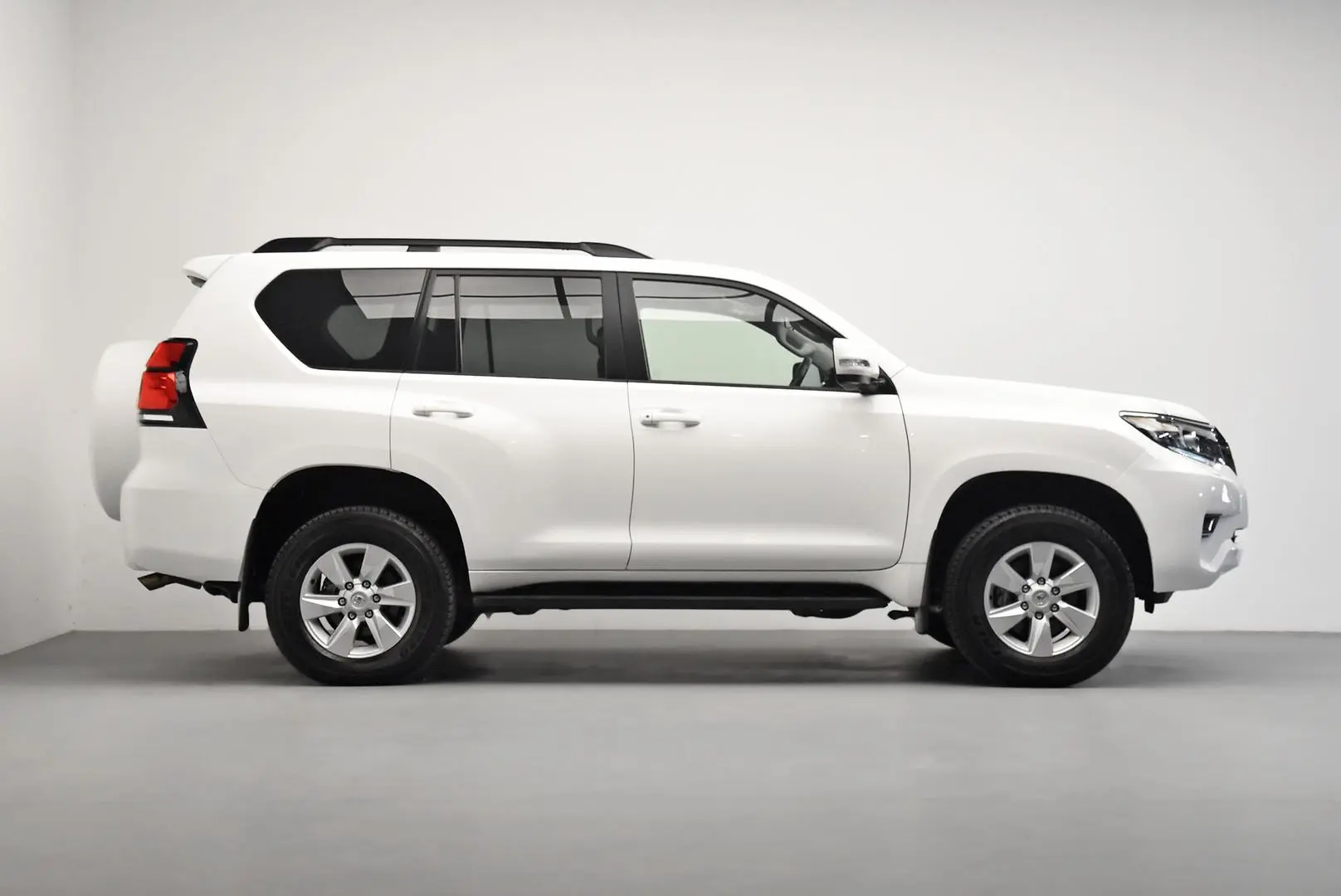 2023 Toyota Landcruiser Prado Gallery Image 3