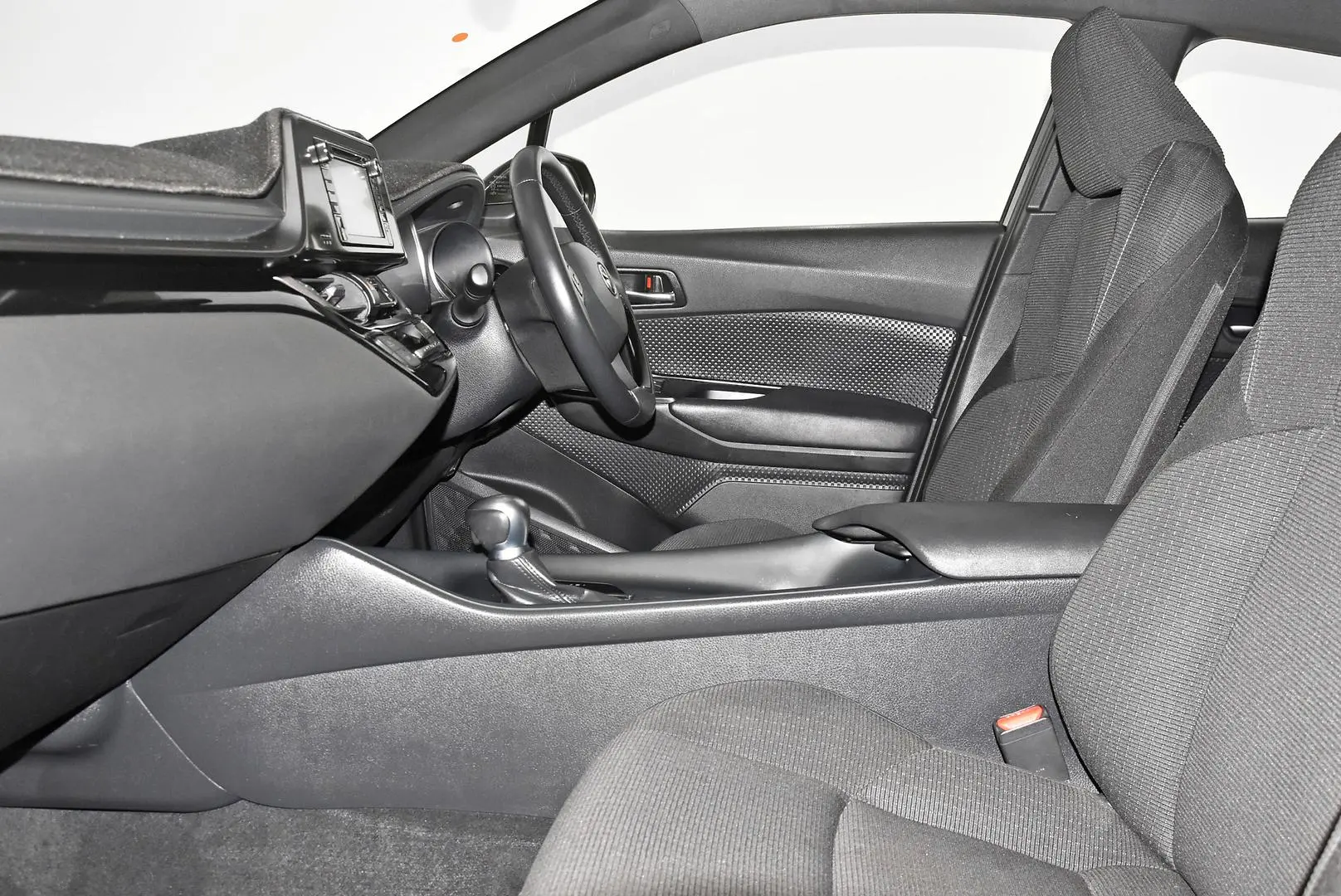 2018 Toyota C-HR Gallery Image 17