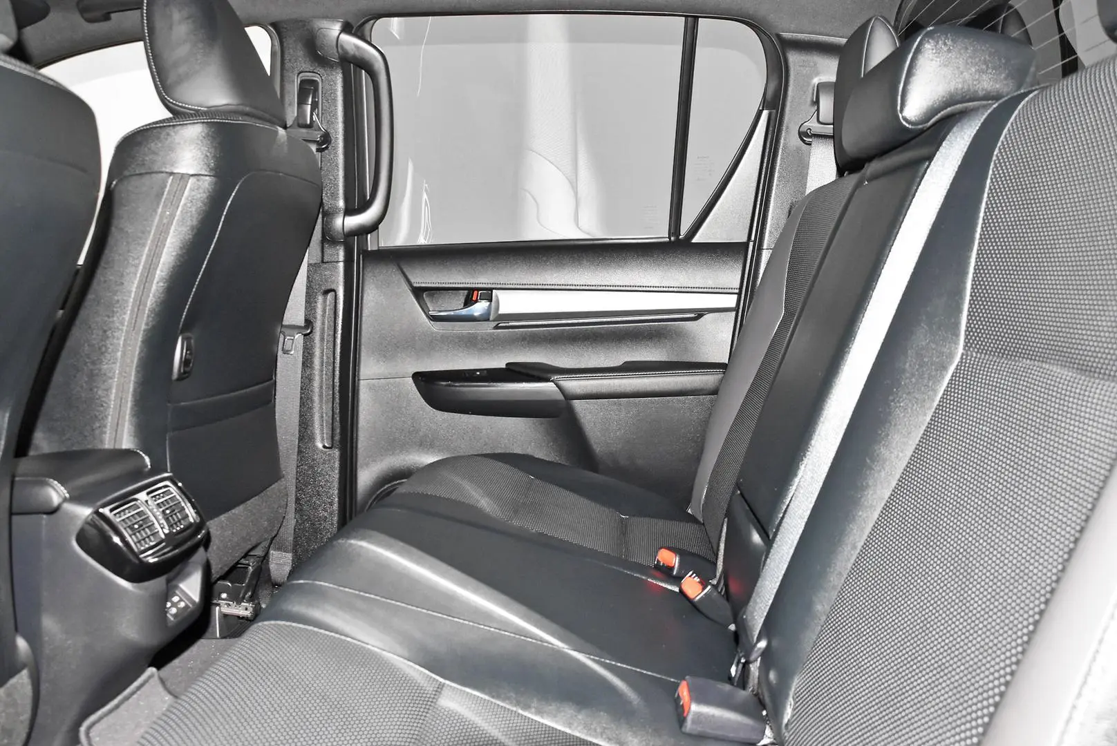 2024 Toyota Hilux Gallery Image 19