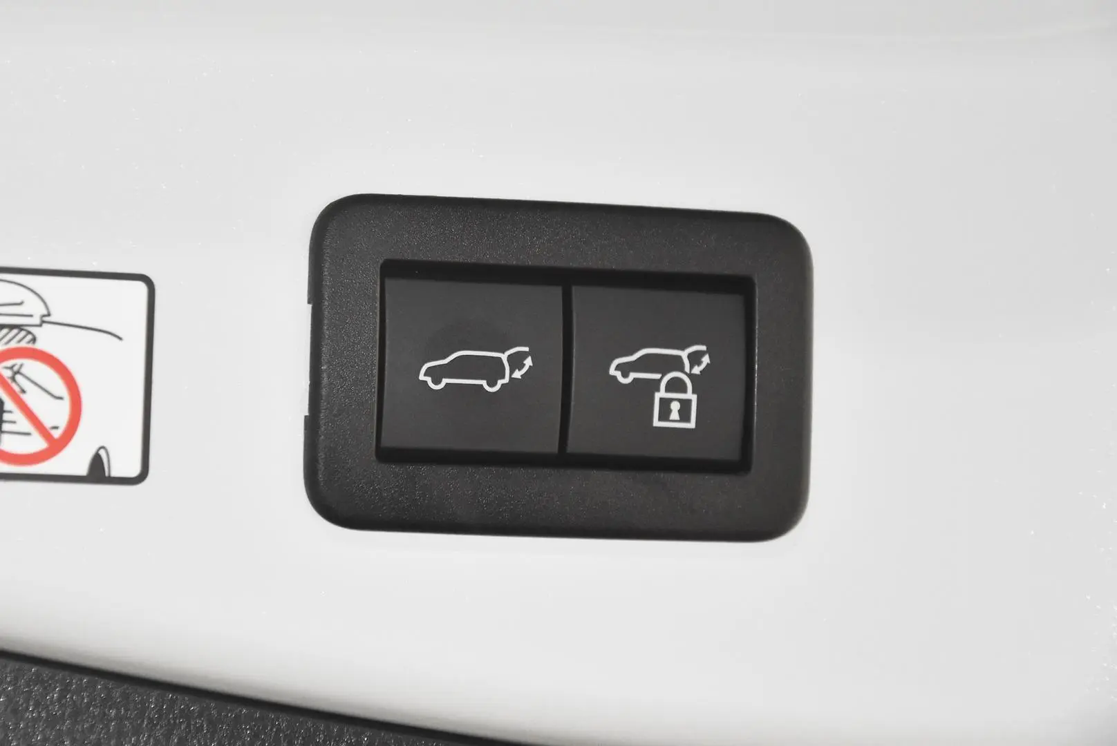 2023 Toyota C-HR Gallery Image 23