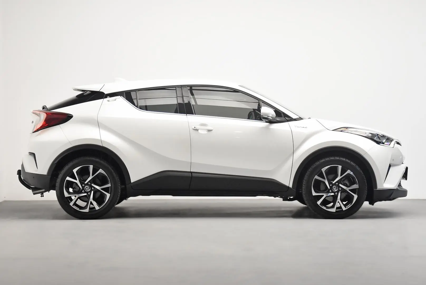 2018 Toyota C-HR Gallery Image 3