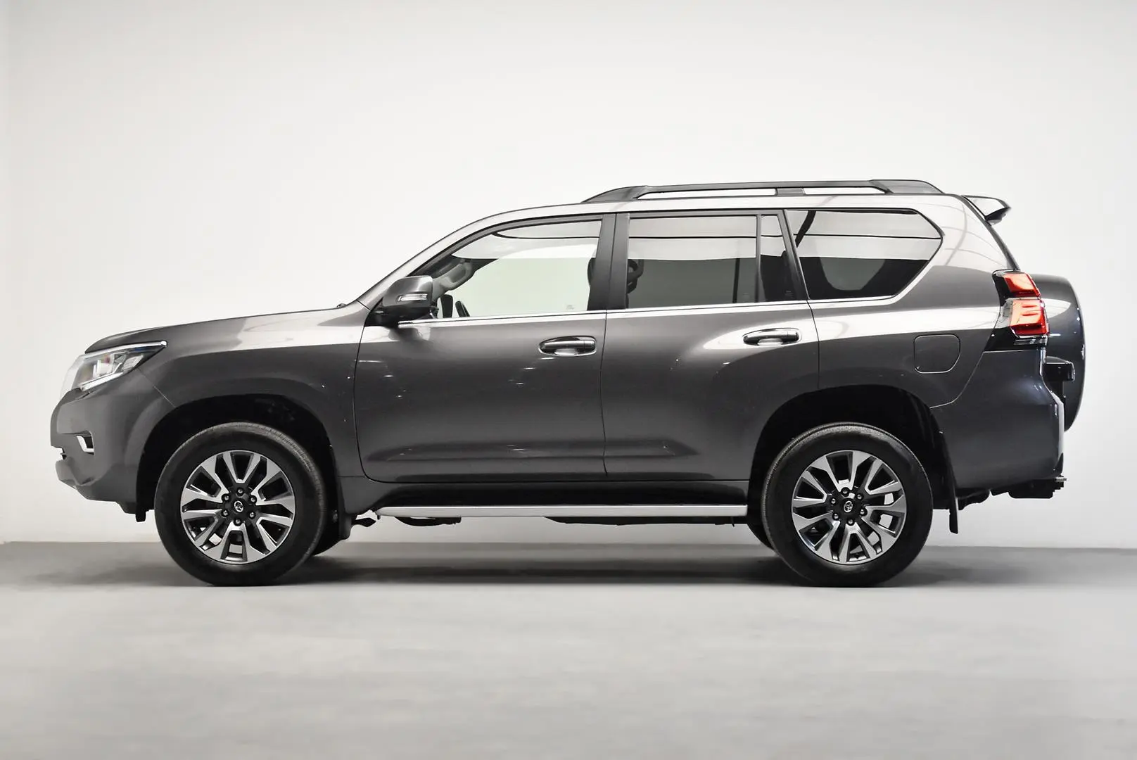 2021 Toyota Landcruiser Prado Gallery Image 4