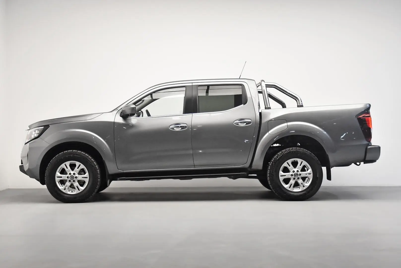 2021 Nissan Navara Gallery Image 4