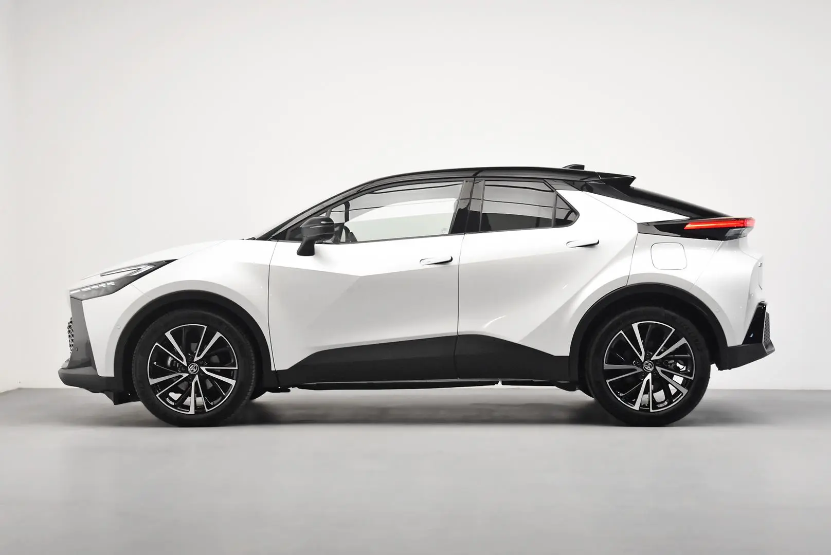 2023 Toyota C-HR Gallery Image 4
