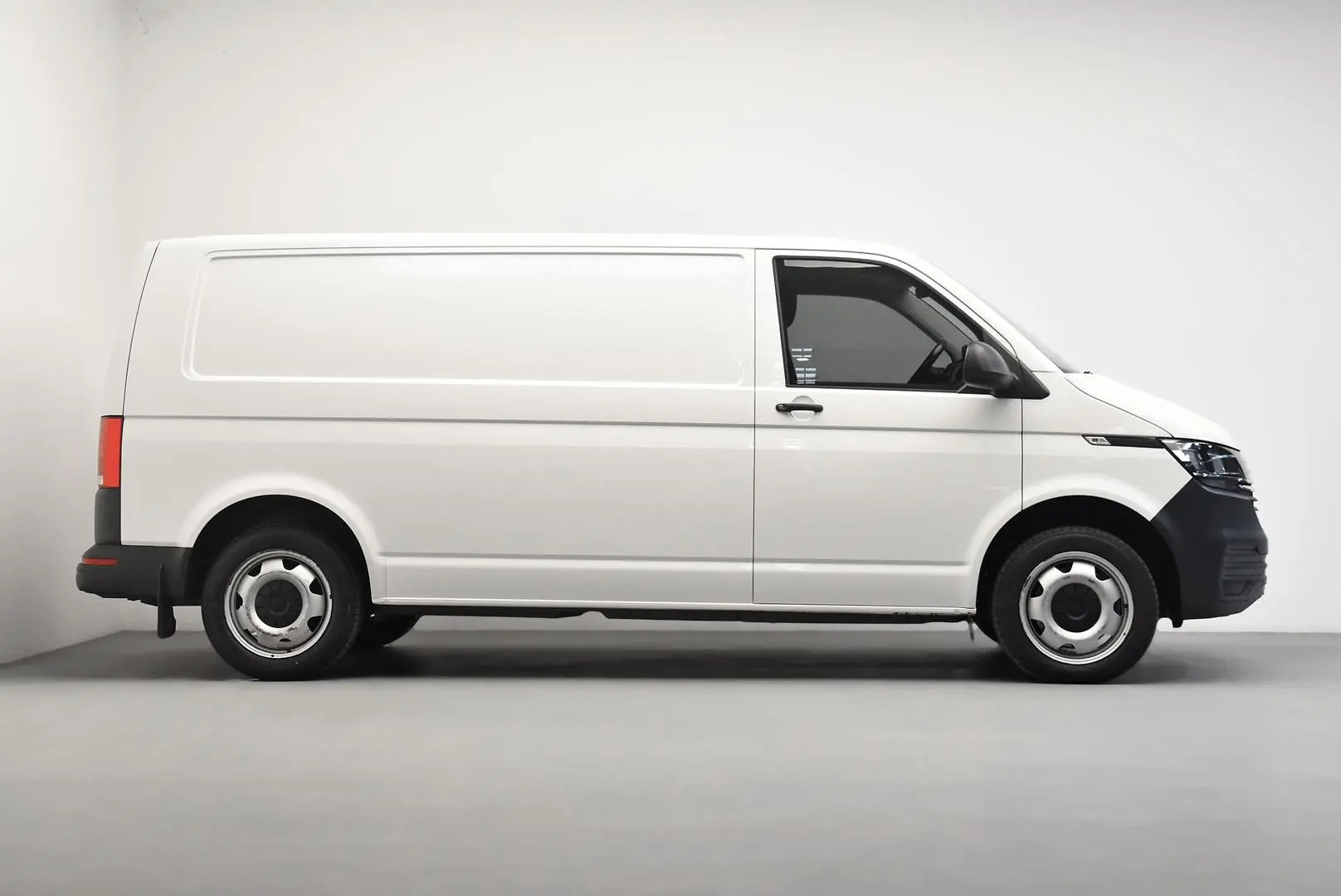 2021 Volkswagen Transporter Gallery Image 3