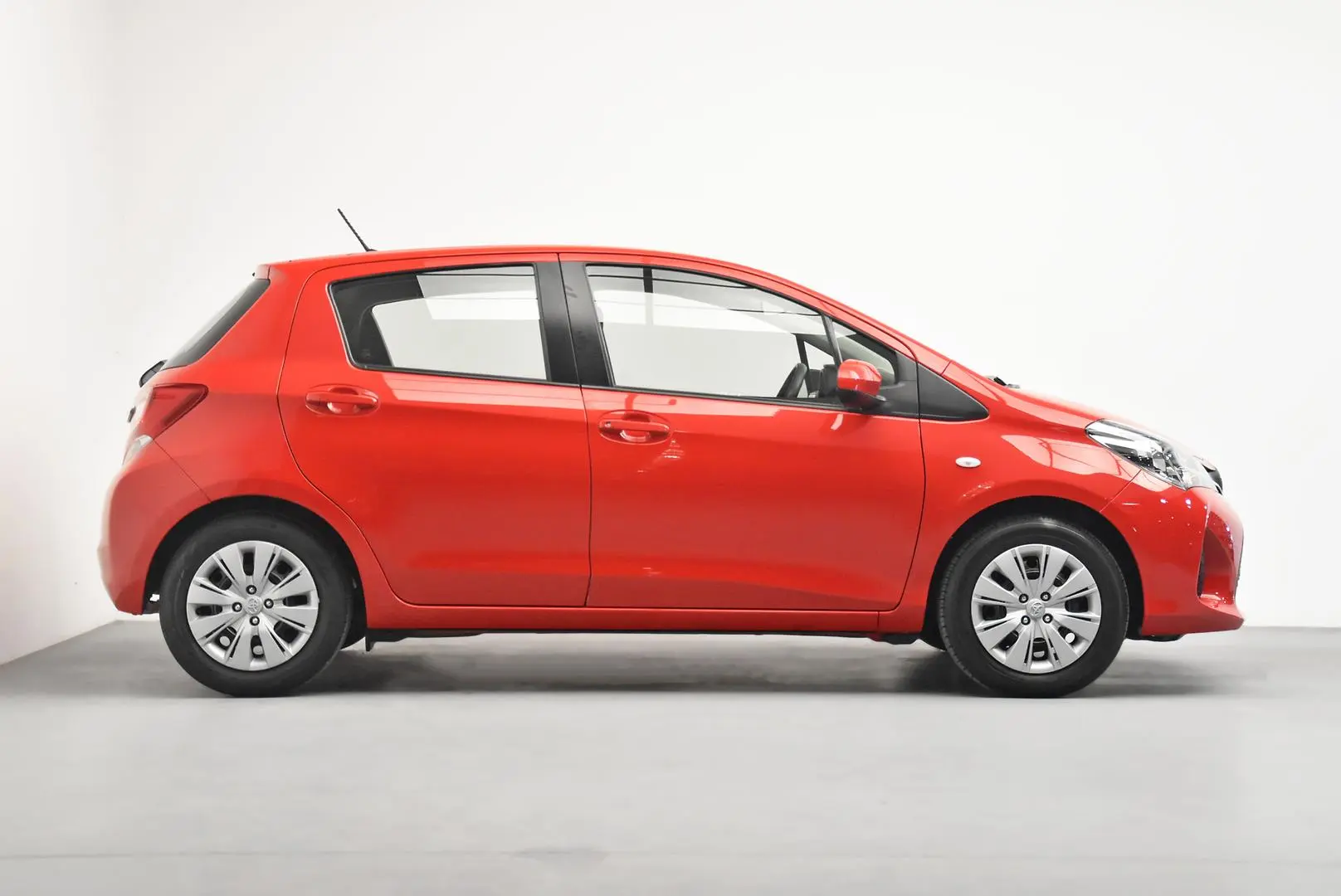 2015 Toyota Yaris Gallery Image 3