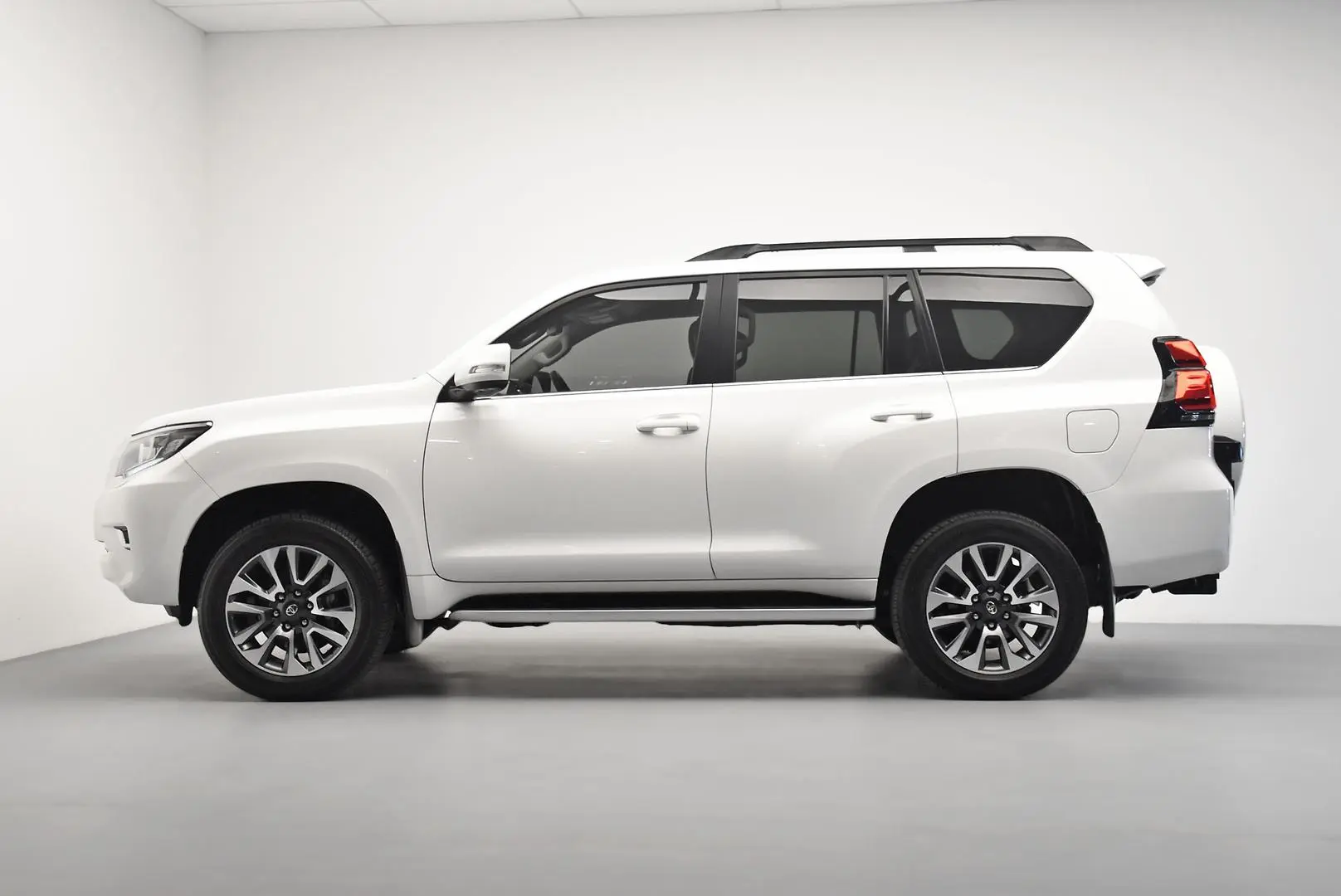 2022 Toyota Landcruiser Prado Gallery Image 4